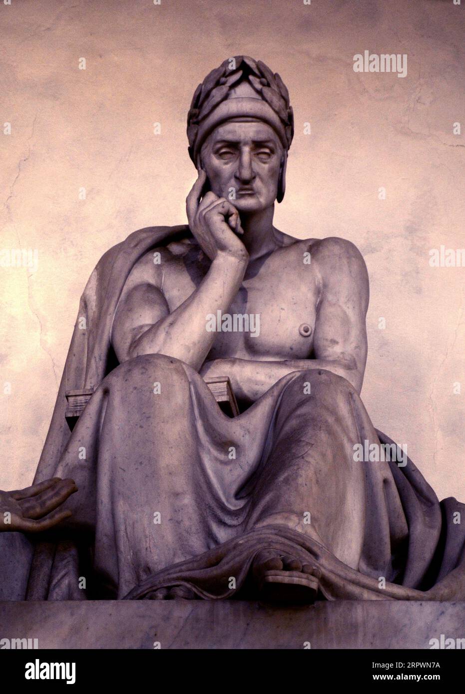 Una statua in marmo del 1830 del poeta italiano Dante Alighieri (colorata digitalmente), scolpita da Stefano Ricci, a Firenze (vedi informazioni aggiuntive). Foto Stock