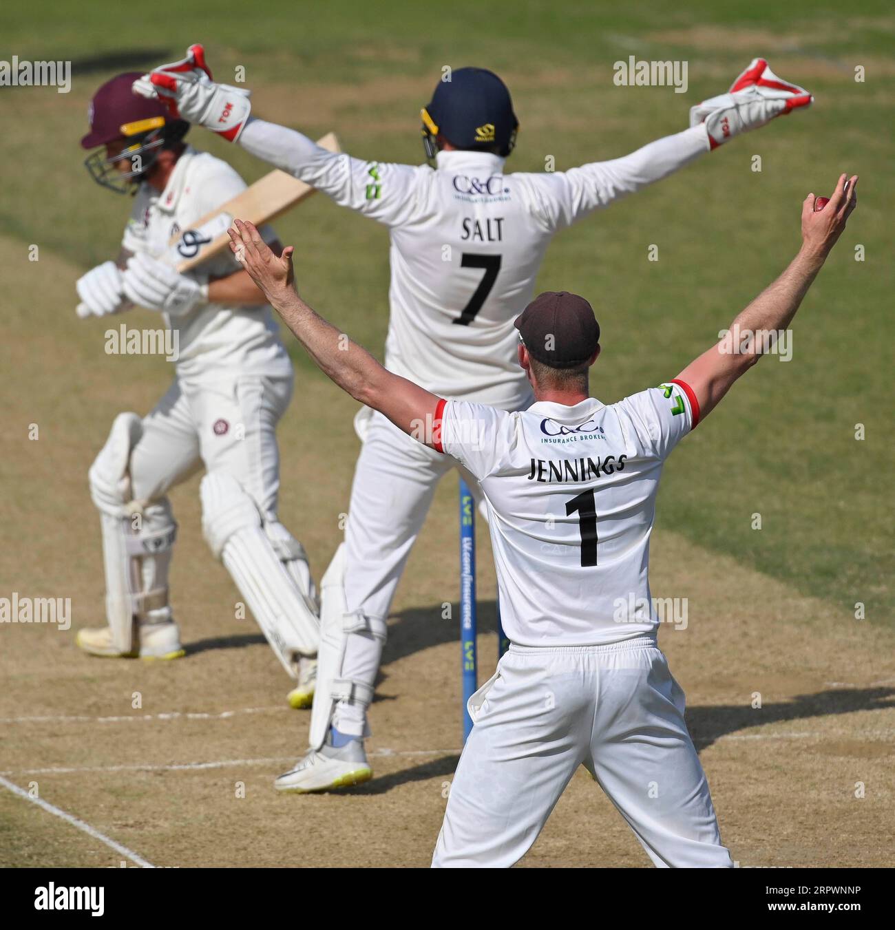 NORTHAMPTON, INGHILTERRA - 5 settembre : Phil Salt e Keaton Jennings del Lancashire si appellano senza successo all'arbitro per il wicket di Sam Whiteman del Northamptonshire giorno 3 del LV= Insurance County Championship match tra Northamptonshire e Lancashire al County Ground di Northampton, Inghilterra. Foto Stock