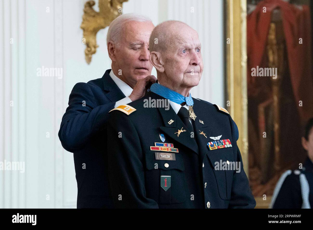 Washington, Stati Uniti. 5 settembre 2023. Il presidente Joe Biden presenta al capitano dell'esercito statunitense Larry Taylor la Medal of Honor per le sue azioni durante la guerra del Vietnam il 18 giugno 1978 durante una cerimonia nella sala est della Casa Bianca a Washington, DC martedì 15 settembre 2023. Foto di Bonnie Cash/UPI credito: UPI/Alamy Live News Foto Stock