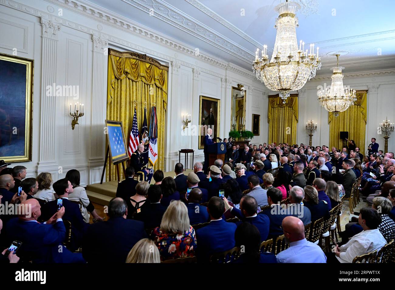 Il presidente degli Stati Uniti Joe Biden fa osservazioni prima di assegnare la Medal of Honor al capitano Larry L. Taylor, United States Army, per la spiccata galanteria nella East Room della Casa Bianca a Washington, DC martedì 5 settembre 2023. Credito: Ron Sachs/CNP Foto Stock