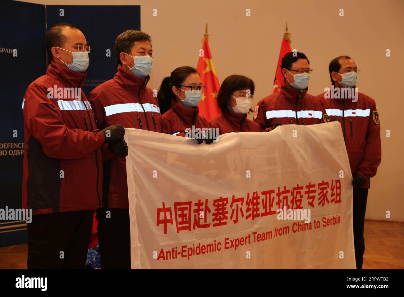 200430 -- BELGRADO, 30 aprile 2020 -- i membri del team di esperti medici cinesi posano per una foto di gruppo a Belgrado, Serbia, il 30 aprile 2020. In una cerimonia tenutasi qui giovedì, la Serbia ha assegnato medaglie commemorative militari alla squadra di esperti medici cinesi di sei membri per il loro contributo alla lotta serba contro la pandemia di COVID-19. SERBIA-BELGRADO-CHINESE EXPERT-COVID-19-MILITARY MEDAL SHIXZHONGYU PUBLICATIONXNOTXINXCHN Foto Stock