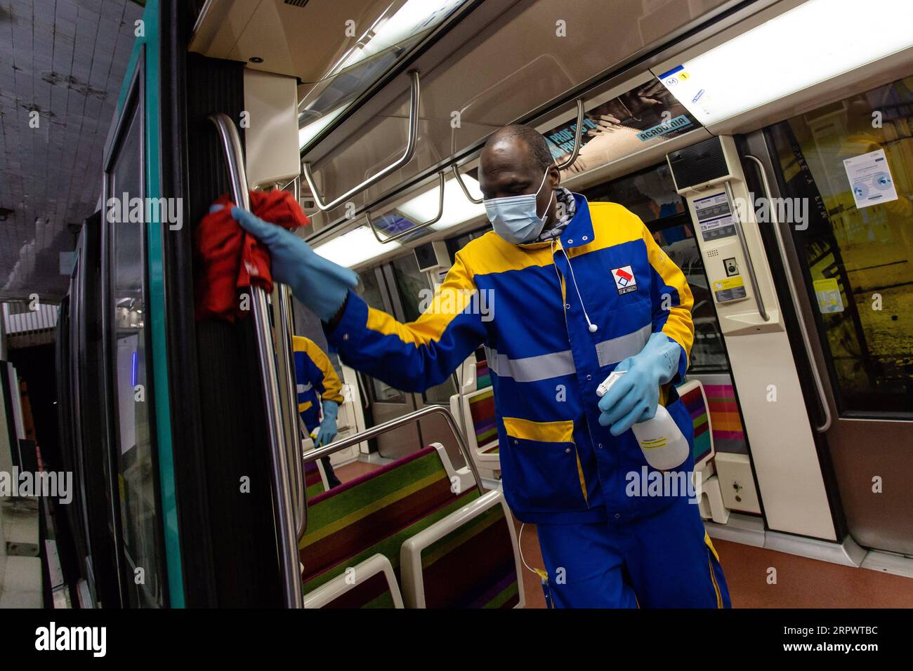 200430 -- PARIGI, 30 aprile 2020 Xinhua -- membri del personale di una società privata di pulizia e disinfezione disinfettano i treni della metropolitana a Vincennes vicino Parigi, Francia, 30 aprile 2020. Due settimane prima dell'avvio del piano di uscita, il numero di decessi da coronavirus in Francia è salito a 24.087, mentre i ricoveri ospedalieri e i pazienti in terapia intensiva hanno continuato a diminuire mercoledì. Foto di Aurelien Morissard/Xinhua FRANCE-PARIS-COVID-19-DISINFECTION PUBLICATIONxNOTxINxCHN Foto Stock