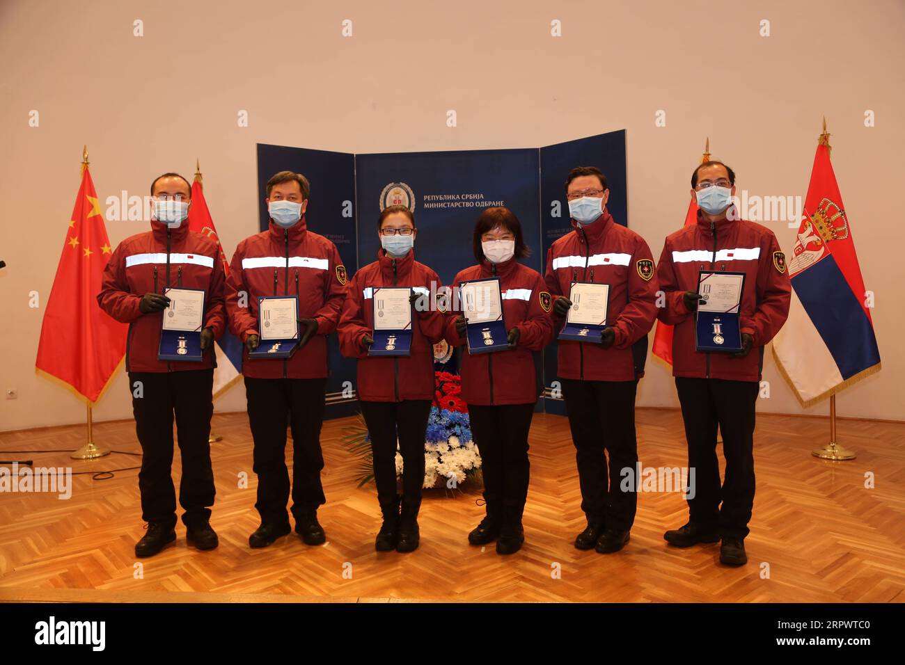 200430 -- BELGRADO, 30 aprile 2020 -- i membri del team di esperti medici cinesi posano per una foto di gruppo a Belgrado, Serbia, il 30 aprile 2020. In una cerimonia tenutasi qui giovedì, la Serbia ha assegnato medaglie commemorative militari alla squadra di esperti medici cinesi di sei membri per il loro contributo alla lotta serba contro la pandemia di COVID-19. SERBIA-BELGRADO-CHINESE EXPERT-COVID-19-MILITARY MEDAL SHIXZHONGYU PUBLICATIONXNOTXINXCHN Foto Stock