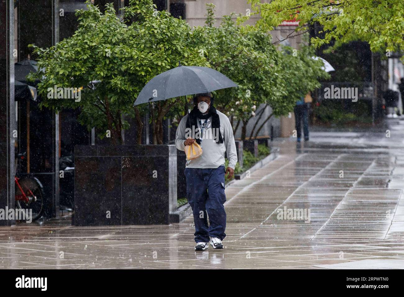 200430 -- WASHINGTON, 30 aprile 2020 Xinhua -- Un uomo che indossa una maschera cammina sulla passeggiata laterale vicino alla Casa Bianca a Washington D.C., negli Stati Uniti il 30 aprile 2020. Giovedì la Federal Reserve ha annunciato che sta ampliando la portata e l'idoneità per il suo programma di prestiti Main Street da 600 miliardi di dollari, progettato per aiutare le piccole e medie imprese colpite dalla pandemia di COVID-19. Foto di Ting Shen/Xinhua U.S.-WASHINGTON D.C.-COVID-19-FED-BUSINESS LENDING PROGRAM PUBLICATIONxNOTxINxCHN Foto Stock