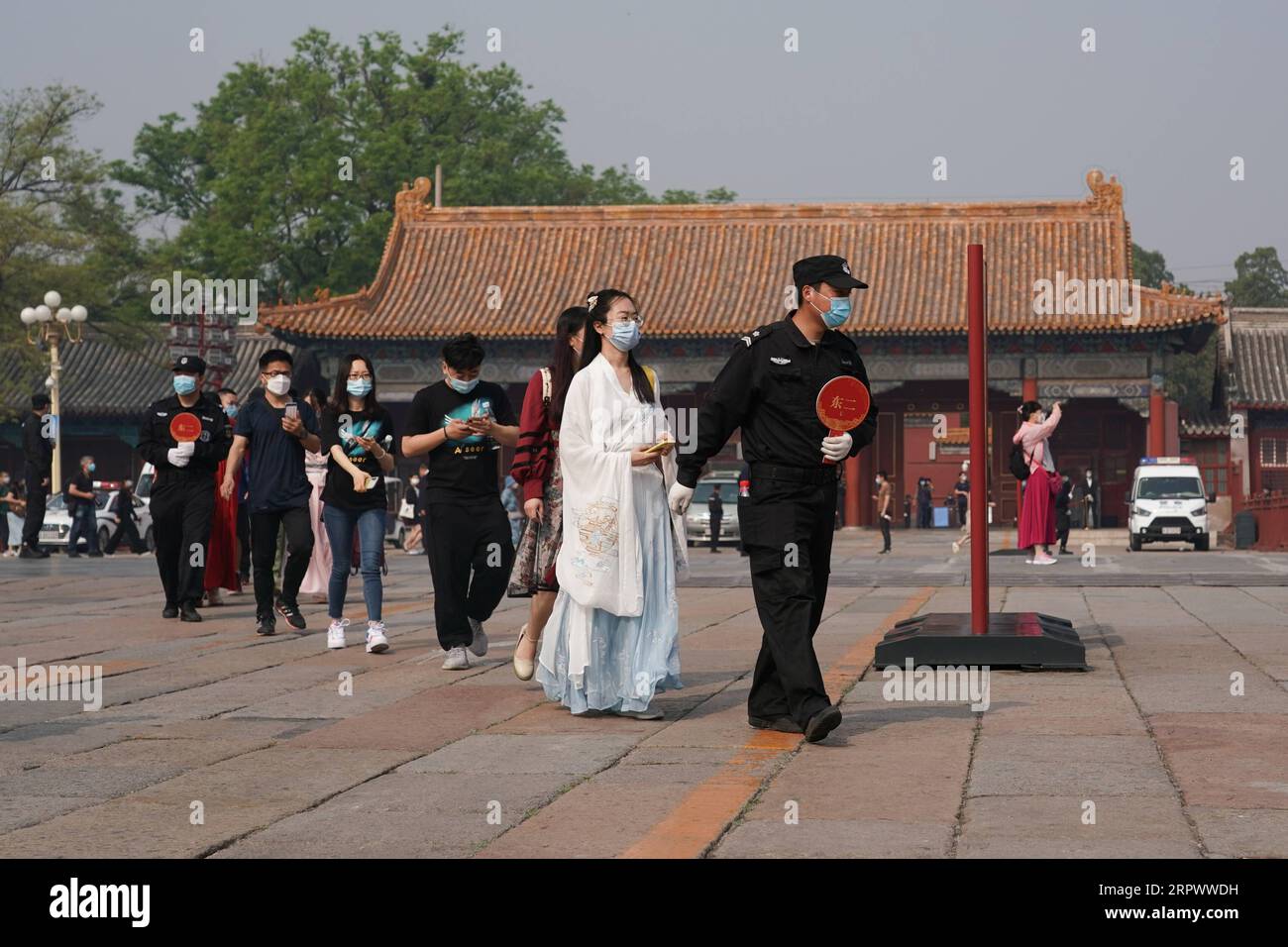 200501 -- PECHINO, 1° maggio 2020 -- i visitatori sono guidati dal personale nell'area di controllo dei biglietti prima di entrare nel Museo del Palazzo di Pechino, capitale della Cina, 1° maggio 2020. Il Museo del Palazzo della Cina, conosciuto anche come la città Proibita, è stato parzialmente riaperto il venerdì, il primo giorno di un giorno festivo di cinque giorni. I visitatori devono effettuare prenotazioni online e il numero giornaliero di visitatori è limitato a 5.000. Il Museo del Palazzo ha smesso di ammettere i visitatori dal gennaio 25 per frenare la diffusione della nuova malattia da coronavirus COVID-19. CHINA-BEIJING-PALACE MUSEUM-RIAPERTURA CN JUXHUANZONG PUBLICATIONXNOTXINXCHN Foto Stock