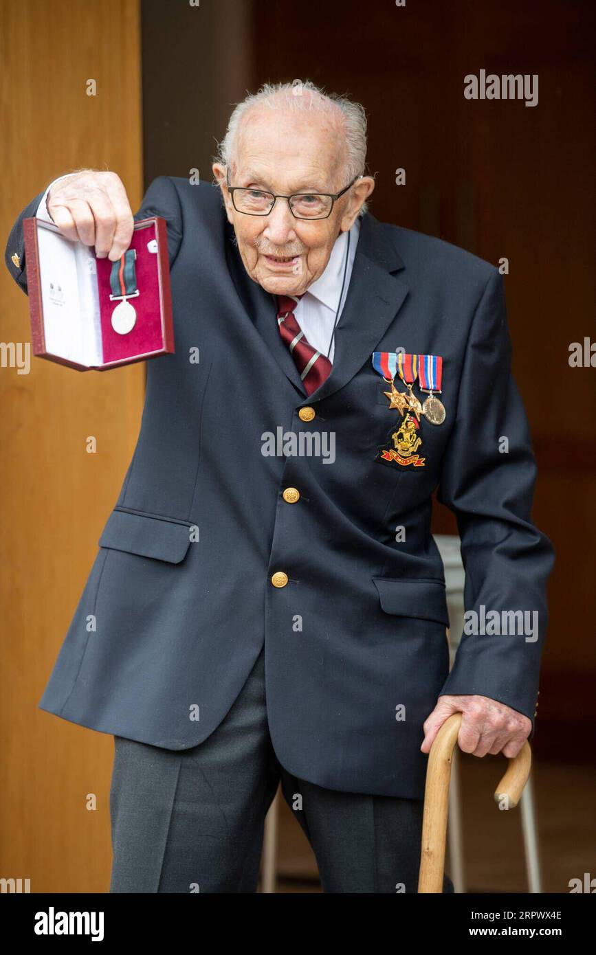 200501 -- BEDFORDSHIRE, 1 maggio 2020 Xinhua -- il veterano britannico Tom Moore espone la Yorkshire Regiment Medal che ha ricevuto nel Bedfordshire, in Gran Bretagna, il 30 aprile 2020. Festeggiando il suo 100 ° compleanno giovedì, il veterano britannico capitano Tom Moore ha raccolto più di 30 milioni di sterline circa 37,8 milioni di dollari USA per il National Health Service NHS camminando giri del suo giardino. Come veterano della seconda guerra mondiale, il capitano Tom inizialmente progettò di raccogliere 1.000 sterline 1.259 dollari per le organizzazioni benefiche NHS prima del suo 100° compleanno, ma la sua mossa catturò il cuore della nazione durante il romanzo coronavirus lock Foto Stock