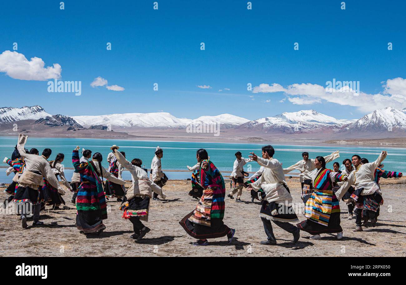 200502 -- LHASA, 2 maggio 2020 -- la gente danza del Lago Tangqung Co a Nagqu, regione Autonoma del Tibet della Cina sud-occidentale, 30 aprile 2020. CHINA-TIBET-TANGQUNG CO-SCENARIO CN HOUXJIE PUBLICATIONXNOTXINXCHN Foto Stock