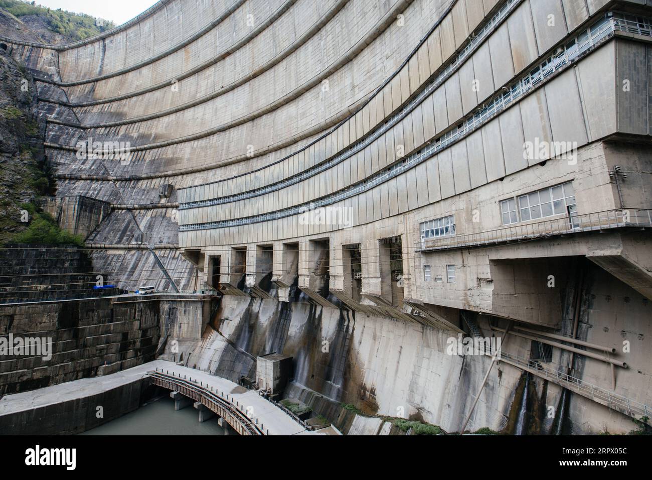 Diga della centrale idroelettrica di Enguri in Georgia. Foto Stock