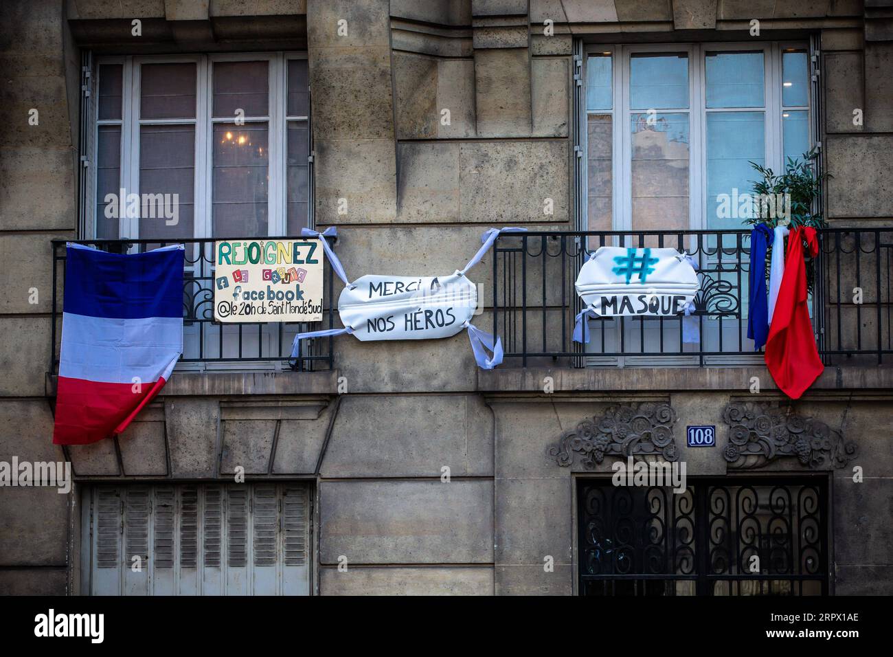 200502 -- PARIGI, 2 maggio 2020 Xinhua -- maschere giganti sono viste in un edificio residenziale a Saint-Mande, vicino a Parigi, in Francia, il 2 maggio 2020. Maschere giganti sono esposte sui balconi di un edificio a Saint-Mande con bandiere francesi in omaggio agli operatori sanitari durante un confinamento in Francia per fermare la diffusione della COVID-19. Foto di Aurelien Morissard/Xinhua FRANCE-SAINT-MANDE-COVID-19-TRIBUTE PUBLICATIONxNOTxINxCHN Foto Stock