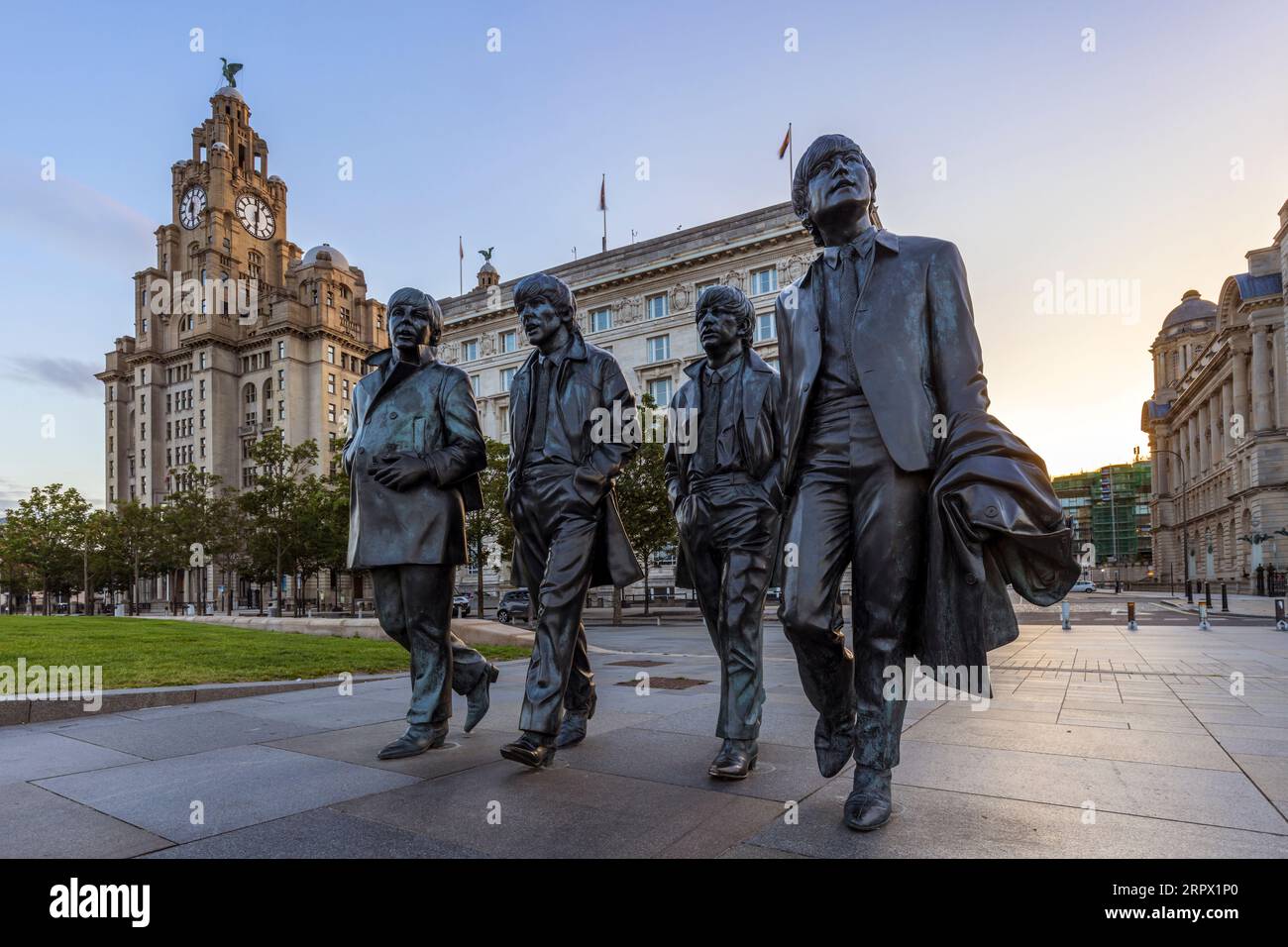 Statua in bronzo dei Beatles a Pier Head sul fiume Mersey, scolpita da Andrew Edwards e eretta nel dicembre 2015 Foto Stock