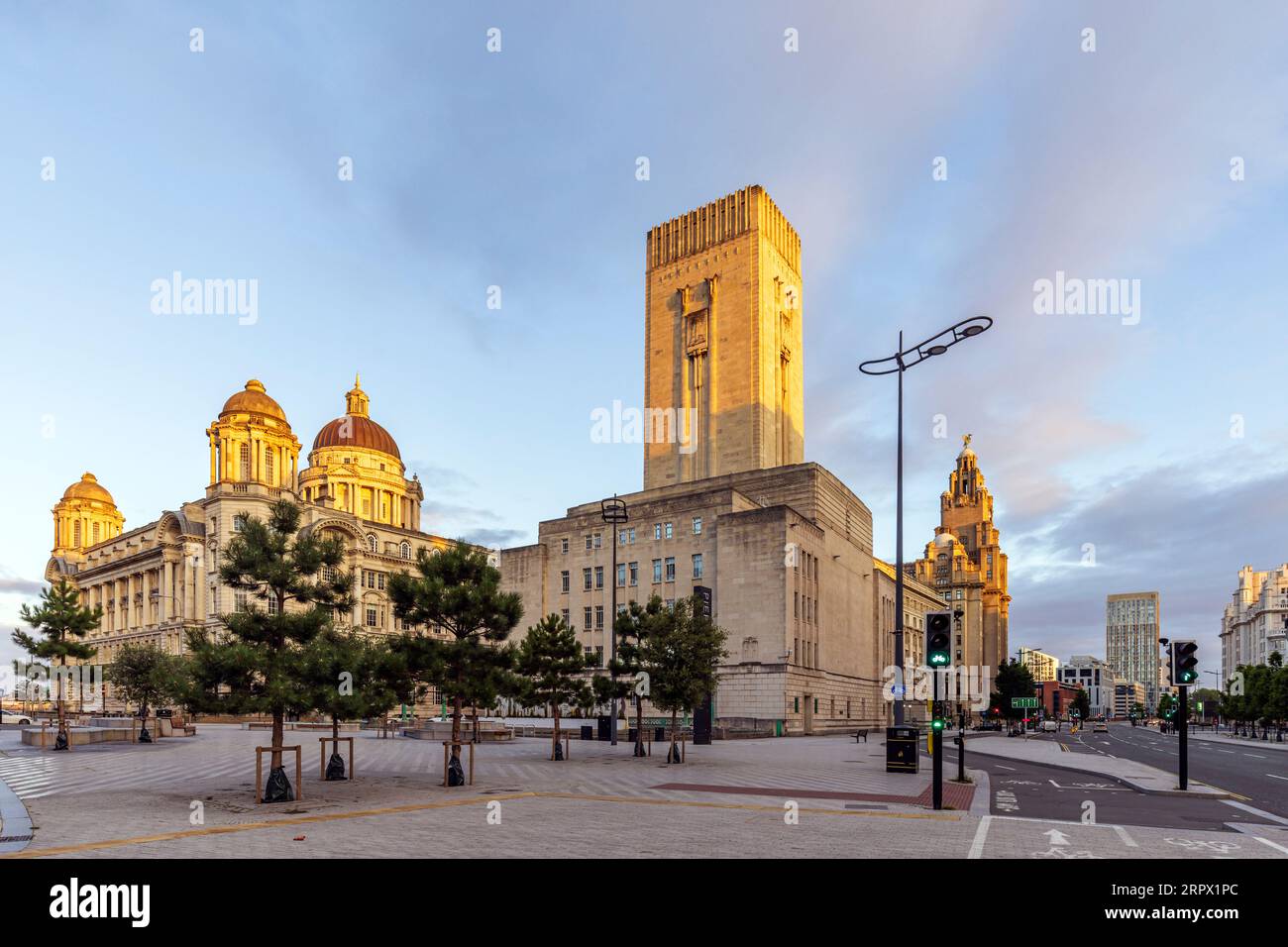 Ammira Strand Street al Pier Head di Liverpool, Merseyside, Regno Unito, durante una mattinata estiva. Foto Stock