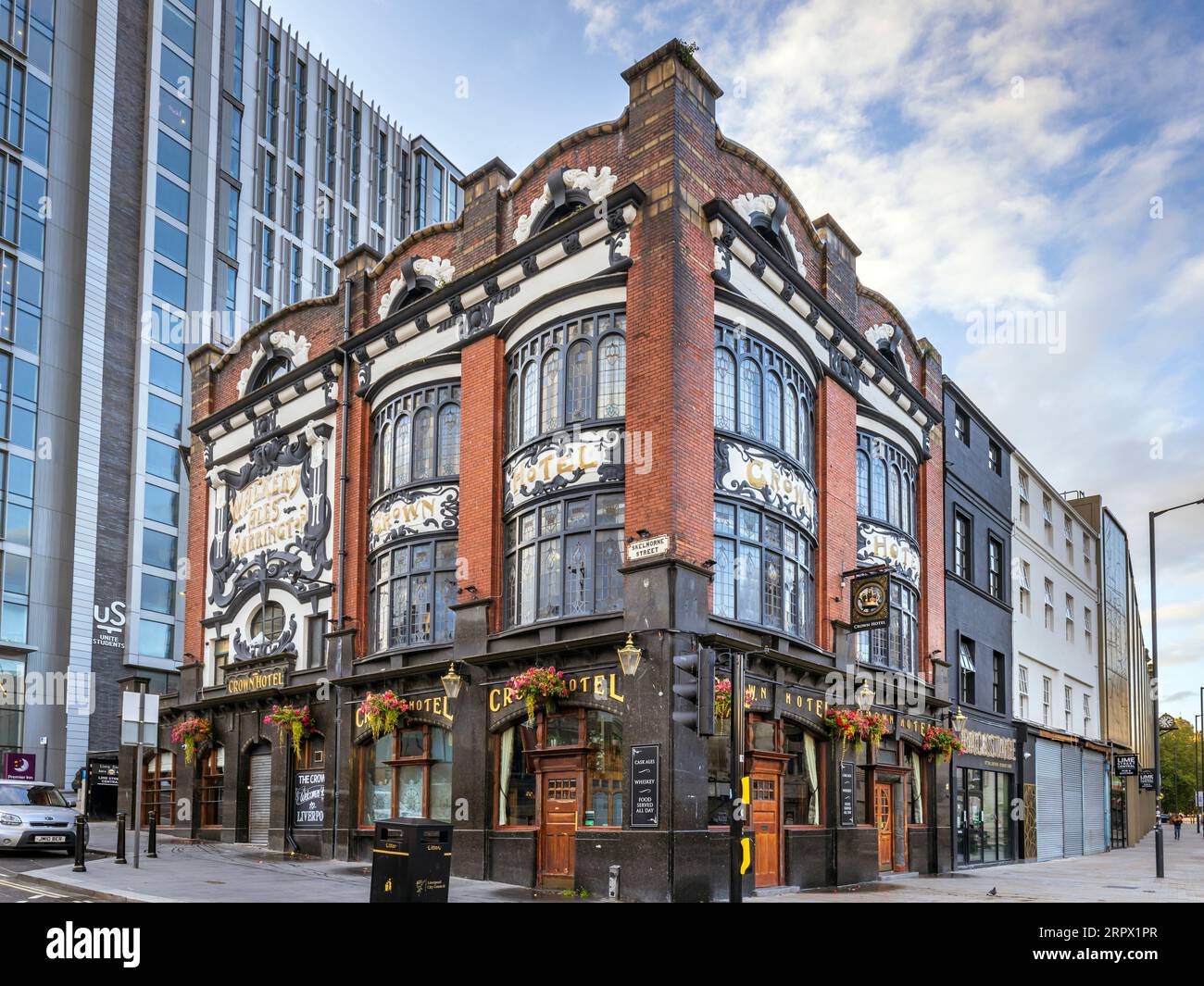 Il Crown Hotel è un edificio pubblico e classificato di grado II in Lime Street, Liverpool, Inghilterra. Foto Stock
