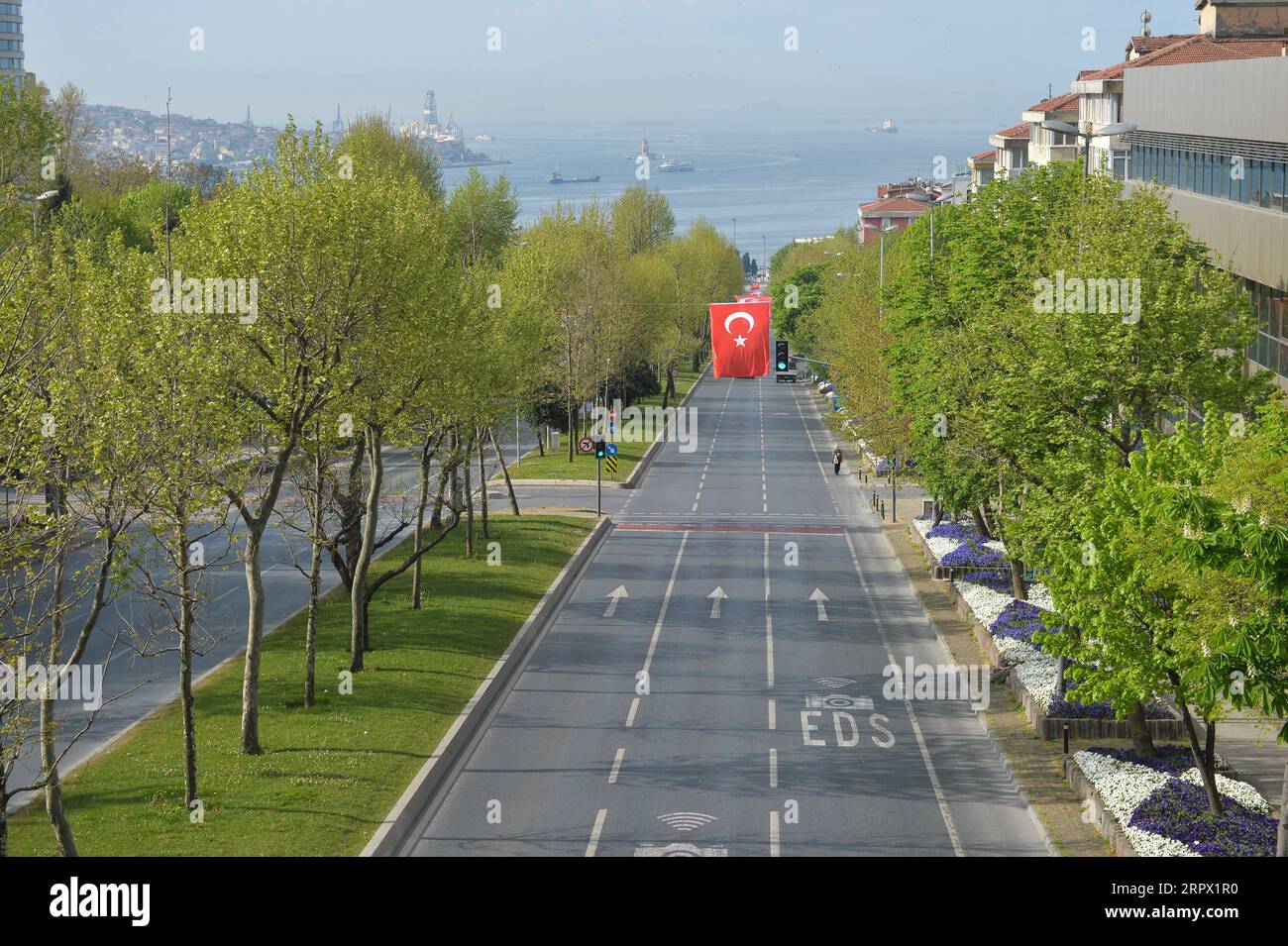 200503 -- ISTANBUL, 3 maggio 2020 -- foto scattata il 2 maggio 2020 mostra una strada vuota durante un confinamento COVID-19 a Istanbul, in Turchia. Sabato la Turchia ha segnalato 1.983 nuovi casi di COVID-19, la prima volta che la cifra è scesa al di sotto dei 2.000 dal marzo 30. Il numero totale di casi confermati di COVID-19 in Turchia è salito a 124.375, mentre il bilancio delle vittime è salito a 3.336 dopo che sono stati aggiunti altri 78 casi, il ministro della salute turco Fahrettin Koca ha twittato sabato. Finora 58.259 pazienti si sono ripresi dalla malattia respiratoria virale nel paese più colpito del Medio Oriente, secondo Koca. TURKE Foto Stock