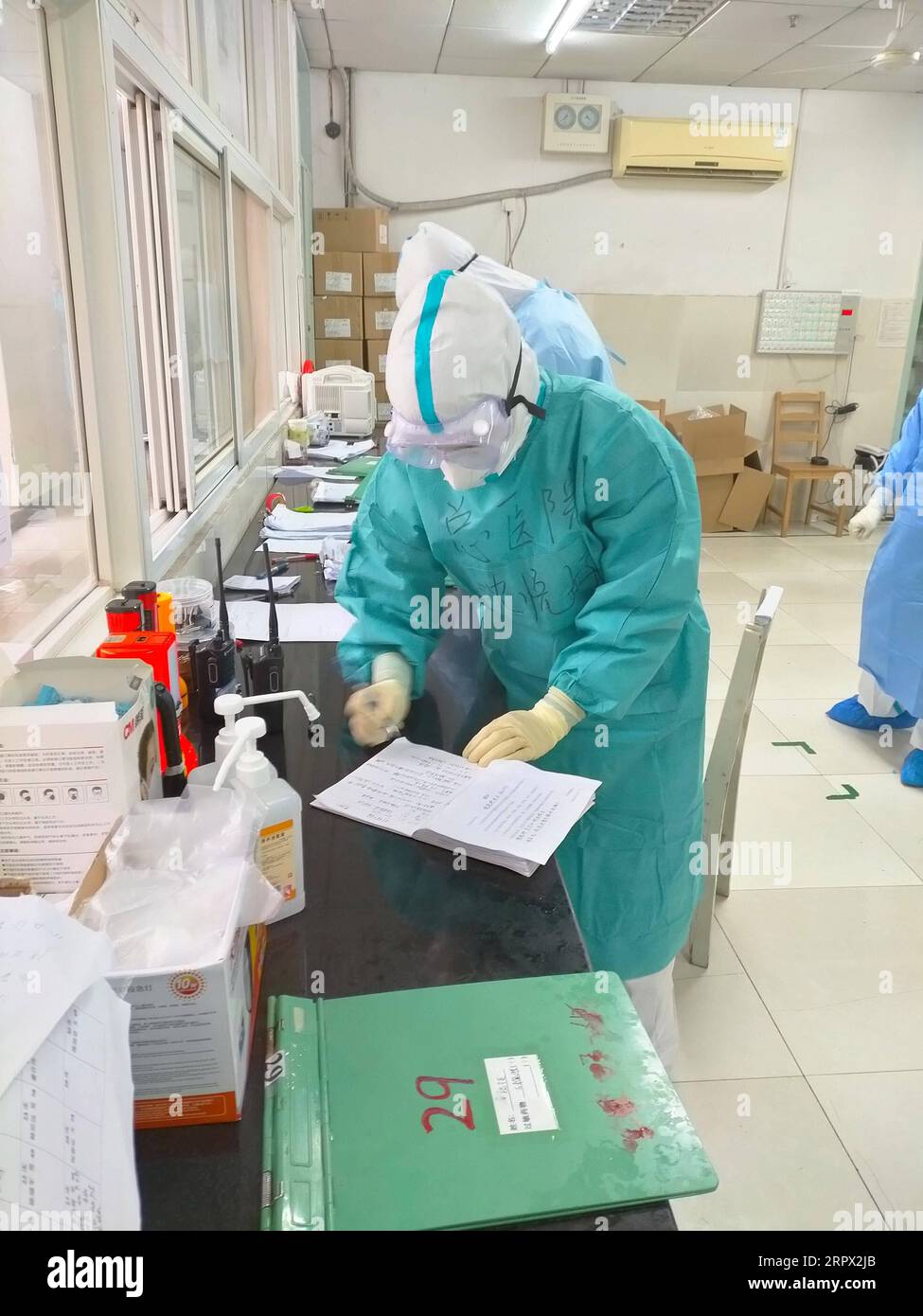 200504 -- TIANJIN, 4 maggio 2020 Xinhua -- foto del file scattata il 7 febbraio 2020 mostra Shen Yuehao che lavora in un ospedale a Wuhan, nella provincia di Hubei nella Cina centrale. Shen, 37, capo infermiera dell'unità di terapia intensiva del dipartimento di medicina respiratoria e terapia intensiva dell'ospedale generale dell'Università medica di Tianjin, è un destinatario della Medaglia del 4 maggio, il massimo onore per i giovani cinesi presentato ogni anno prima della giornata nazionale della gioventù che cade il 4 maggio. Dopo l'epidemia di COVID-19, Shen si è recato a Wuhan, nella provincia di Hubei, colpita dal virus, come membro del primo gruppo di squadre di assistenza medica di Tianj Foto Stock