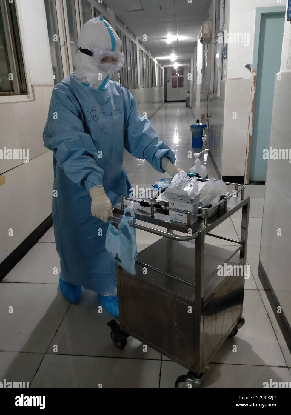 200504 -- TIANJIN, 4 maggio 2020 Xinhua -- foto del file scattata il 16 febbraio 2020 mostra Shen Yuehao che lavora in un ospedale a Wuhan, nella provincia di Hubei nella Cina centrale. Shen, 37, capo infermiera dell'unità di terapia intensiva del dipartimento di medicina respiratoria e terapia intensiva dell'ospedale generale dell'Università medica di Tianjin, è un destinatario della Medaglia del 4 maggio, il massimo onore per i giovani cinesi presentato ogni anno prima della giornata nazionale della gioventù che cade il 4 maggio. Dopo l'epidemia di COVID-19, Shen si è recato a Wuhan, nella provincia di Hubei, colpita dal virus, come membro del primo gruppo di squadre di assistenza medica di Tian Foto Stock