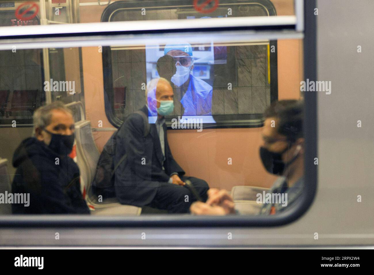 200504 -- ATENE, 4 maggio 2020 -- i passeggeri che indossano maschere sono visti su un treno della metropolitana ad Atene, in Grecia, il 4 maggio 2020. GRECIA-ATENE-END-QUARANTENA MariosxLolos PUBLICATIONxNOTxINxCHN Foto Stock