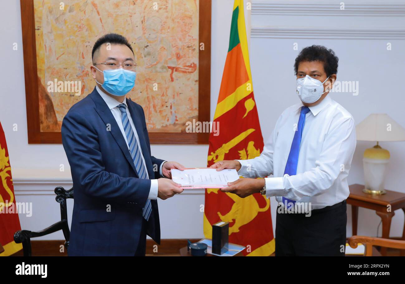 200504 -- COLOMBO, 4 maggio 2020 Xinhua -- i rappresentanti di Huawei e del governo dello Sri Lanka partecipano a una cerimonia di consegna di attrezzature hi-tech donate da Huawei a Colombo, Sri Lanka, il 4 maggio 2020. Il gigante tecnologico cinese Huawei lunedì ha donato attrezzature hi-tech al governo dello Sri Lanka come parte dei suoi sforzi per sostenere la lotta dello Sri Lanka contro la pandemia di COVID-19, ha affermato una dichiarazione di Huawei Sri Lanka. La donazione, consegnata qui al primo ministro Mahinda Rajapaksa, comprendeva cinque set di sistemi di videoconferenza ad alta definizione e sei termocamere ad alta precisione. Xinhua SRI LANK Foto Stock