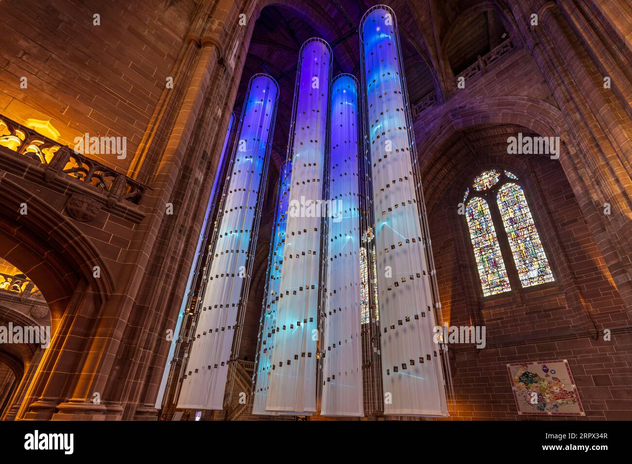 Installazione artistica chiamata "We Are All Together", Liverpool Anglican Cathedral, Merseyside, Inghilterra, Regno Unito Foto Stock