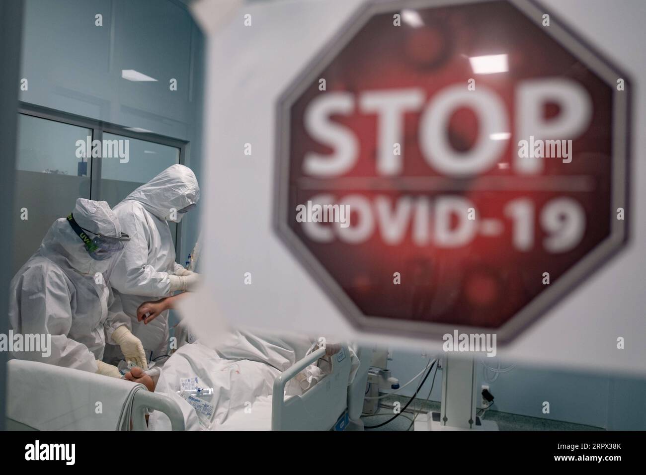 200505 -- ISTANBUL, 5 maggio 2020 Xinhua -- gli operai medici curano un paziente presso l'unità di terapia intensiva del Prof.Dr. Sancaktepe Sehit Ilhan Varank Training and Research Hospital a Istanbul, Turchia, 4 maggio 2020. ANDARE CON la funzione: L'ospedale pubblico di Istanbul raggiunge il successo nella lotta contro la COVID-19 foto di Yasin Akgul/Xinhua TURCHIA-ISTANBUL-COVID-19-HOSPITAL-TREATMENT PUBLICATIONxNOTxINxCHN Foto Stock