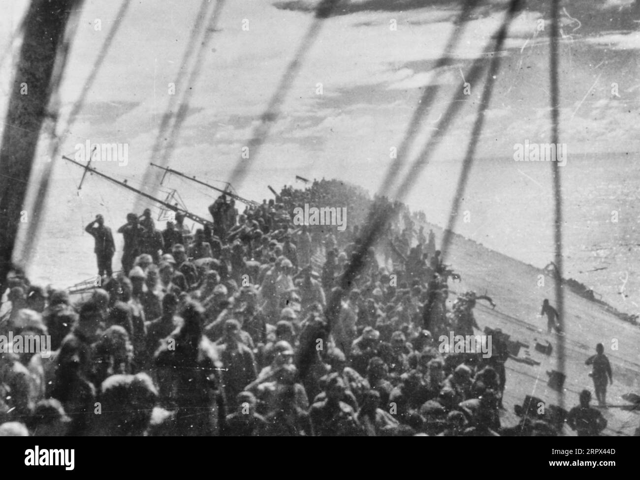 L'equipaggio della portaerei giapponese Zuikaku saluto come la bandiera viene abbassata durante la battaglia al largo di Capo Engano, il 25 ottobre 1944. Foto Stock