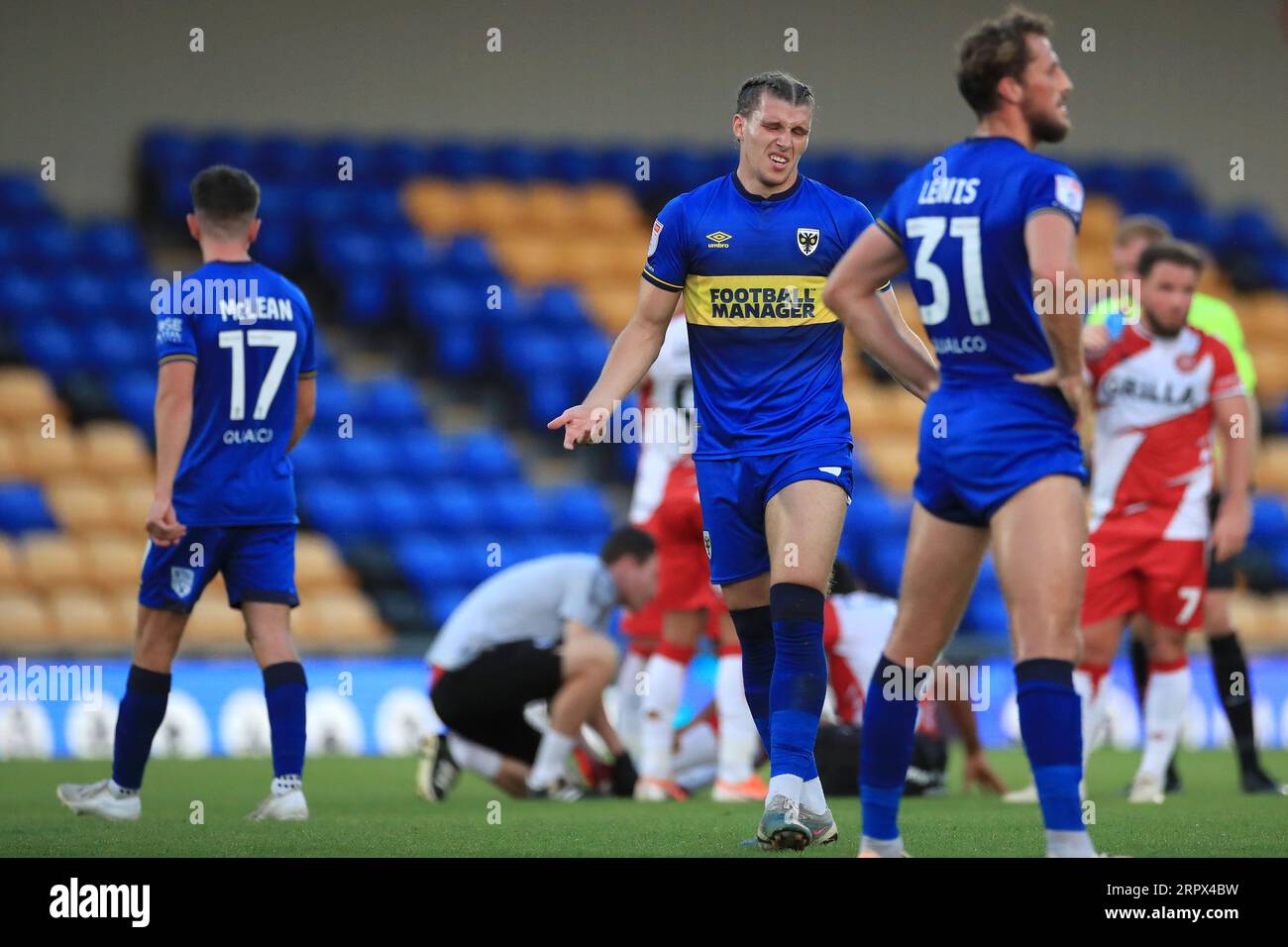 Londra, Regno Unito. 5 settembre 2023. Josh Davison dell'AFC Wimbledon protestò la sua innocenza durante il match dell'EFL Trophy tra AFC Wimbledon e Stevenage a Plough Lane, Londra, il 5 settembre 2023. Foto di Carlton Myrie. Solo per uso editoriale, licenza necessaria per uso commerciale. Nessun utilizzo in scommesse, giochi o pubblicazioni di un singolo club/campionato/giocatore. Credito: UK Sports Pics Ltd/Alamy Live News Foto Stock