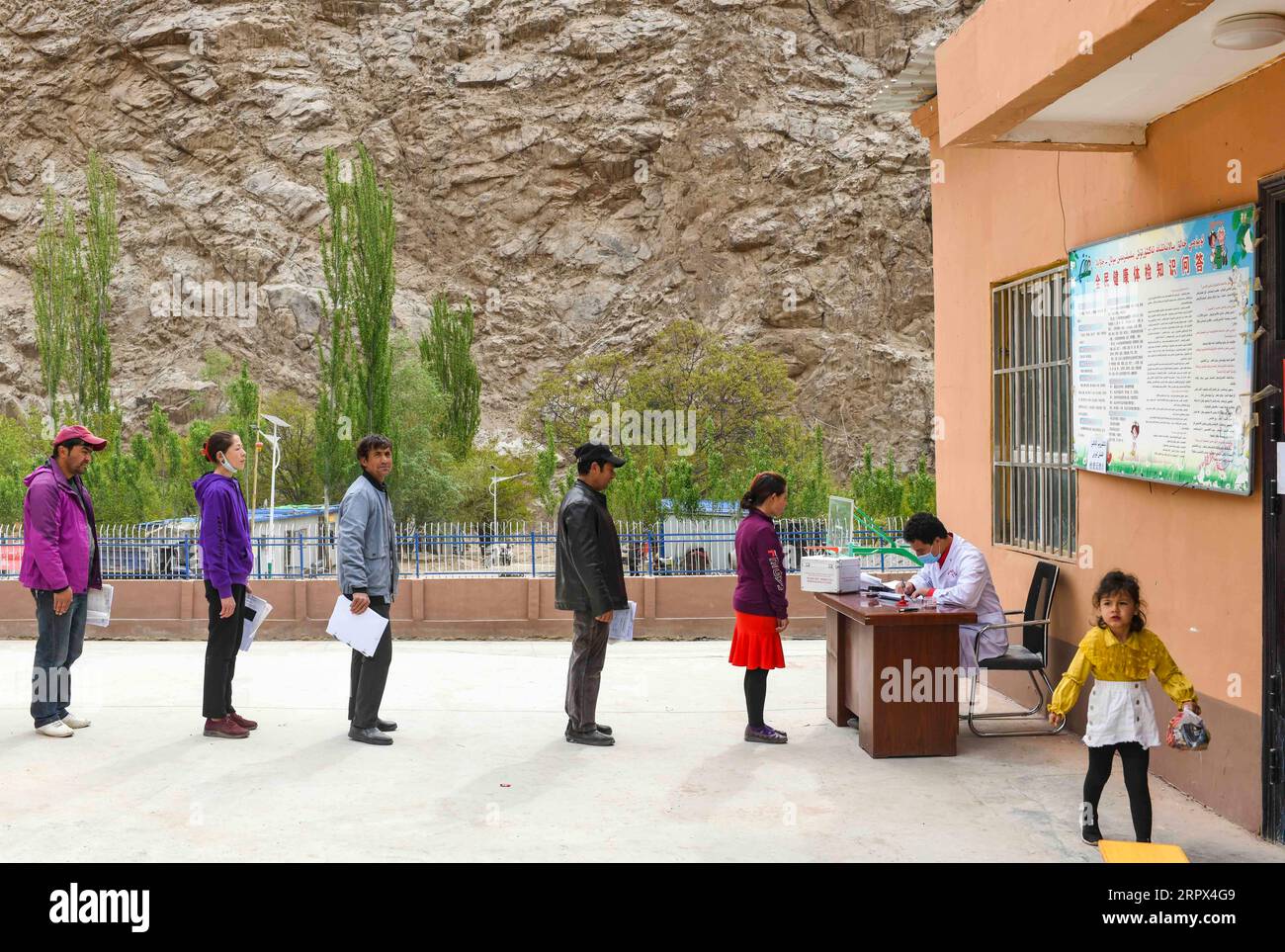 200507 -- YECHENG, 7 maggio 2020 -- gli abitanti del villaggio attendono in fila per ricevere i risultati del controllo sanitario presso la clinica del villaggio di Yaragzi nel villaggio di Xihxu nella contea di Yecheng, nella regione autonoma di Xinjiang Uygur della Cina nordoccidentale, 2 maggio 2020. La mattina presto, gli abitanti del villaggio di Yaragzi sono venuti alla clinica locale per controlli sanitari gratuiti annuali. Oltre ai controlli sanitari, gli abitanti del villaggio locali hanno anche imparato la politica medica e lo stile di vita sano dai medici della città di Xihxu. Lo Xinjiang ha iniziato a offrire controlli sanitari universali gratuiti da ottobre 2016. I residenti urbani e rurali della regione sono ammissibili per una salute gratuita Foto Stock