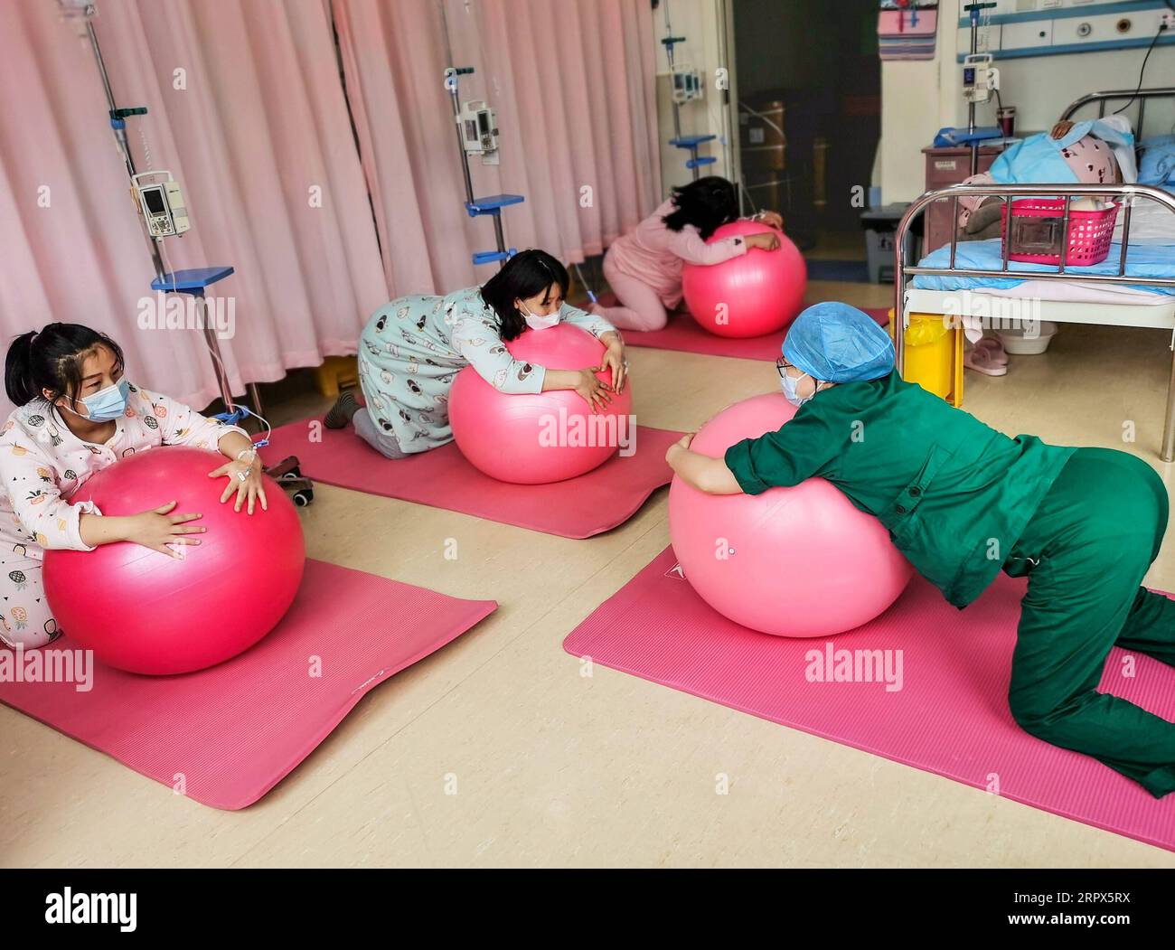 200509 -- PECHINO, 9 maggio 2020 Xinhua -- l'ostetrica li Hui R fornisce una guida naturale al parto presso l'ospedale Weifang per la maternità e la cura dei bambini a Weifang, nella provincia dello Shandong, nella Cina orientale, il 31 marzo 2020. Nel contesto della pandemia di COVID-19, le infermiere e le ostetriche hanno svolto un ruolo fondamentale nella fornitura di servizi sanitari ai pazienti bisognosi. L'Assemblea Mondiale della Sanità ha designato il 2020 come anno Internazionale dell'infermiera e dell'ostetrica. Fondo delle Nazioni Unite per la popolazione e associazione cinese per la salute materna e infantile/dispensa via Xinhua CHINA-COVID-19-HEALTH-OSTETRICHE CN PUBLICATIONxNOTxINxCHN Foto Stock