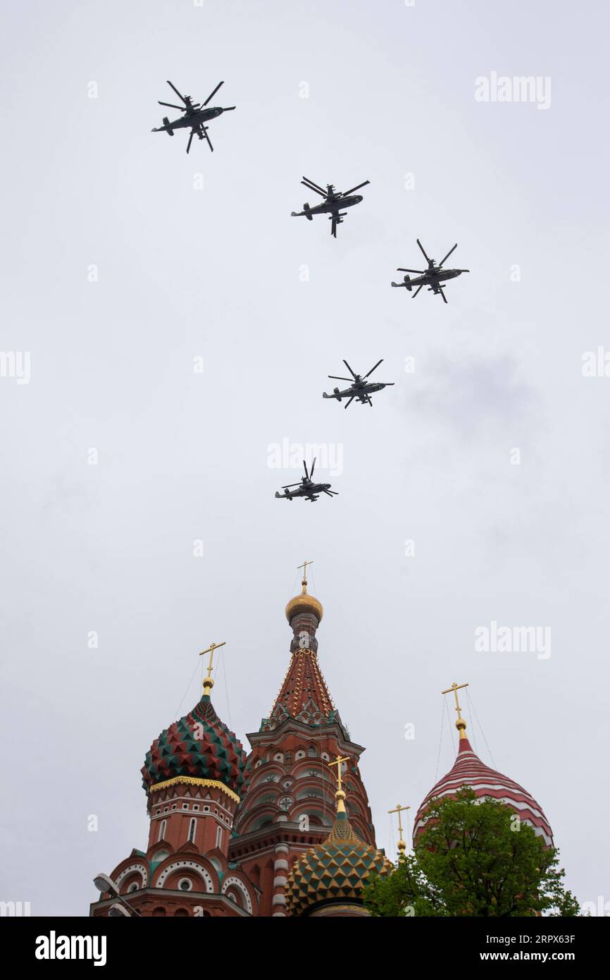 200509 -- MOSCA, 9 maggio 2020 Xinhua -- elicotteri d'attacco Ka-52 Alligator sono visti durante la Victory Air Parade a Mosca, Russia, 9 maggio 2020. La Russia sabato ha celebrato brevemente il 75° anniversario della vittoria sovietica contro i nazisti nella seconda guerra mondiale, in mezzo alla sua battaglia intensificata contro la pandemia di COVID-19. Foto di Alexander Zemlianichenko Jr/Xinhua RUSSIA-MOSCA-GIORNO DELLA VITTORIA-PARATA PUBLICATIONxNOTxINxCHN Foto Stock