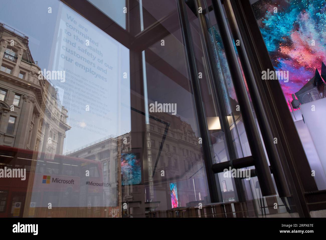 200509 -- LONDRA, 9 maggio 2020 Xinhua -- la foto scattata l'8 maggio 2020 mostra il negozio Microsoft chiuso all'Oxford Circus di Londra, in Gran Bretagna. La stragrande maggioranza delle aziende intervistate in tutta la Gran Bretagna ha dichiarato di poter essere pronte a riavviare le operazioni entro tre settimane o meno, oltre a qualsiasi allentamento del blocco del Regno Unito , un rapporto ha rivelato mercoledì. Condotto dalla British Chambers of Commerce BCC, un importante organismo rappresentativo del settore, il sondaggio ha mostrato che tra i 540 intervistati, il 25% ha dichiarato di non aver bisogno di alcun preavviso per il riavvio, il 35% avrebbe bisogno di meno di una settimana di preavviso e il 29% ha bisogno di o Foto Stock