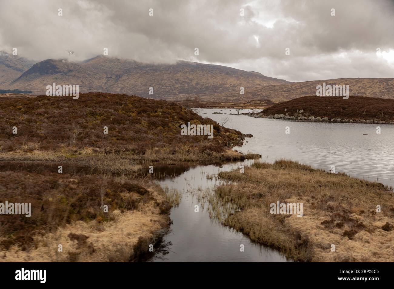 Guardando un paesaggio invernale a Glencoe, negli aspri altopiani della Scozia Foto Stock