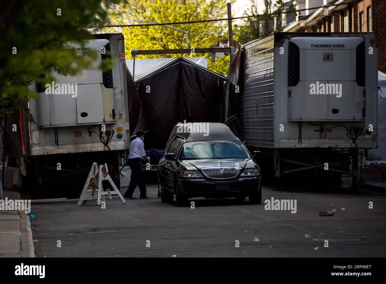 200510 -- NEW YORK, 10 maggio 2020 -- Una persona deceduta viene trasferita da un obitorio temporaneo fuori dal Maimonides Medical Center nel quartiere di Brooklyn in mezzo all'epidemia di COVID-19 a New York, negli Stati Uniti, 9 maggio 2020. Secondo il Center for Systems Science and Engineering CSSE della Johns Hopkins University, il numero di casi di COVID-19 negli Stati Uniti ha raggiunto i 1.300.079 alle 15:32 p.m. 1932 GMT sabato. Nel frattempo, il bilancio delle vittime della malattia nel paese ha colpito 78.320. Foto di /Xinhua U.S.-COVID-19 CASES-UPDATE MichaelxNagle PUBLICATIONxNOTxINxCHN Foto Stock