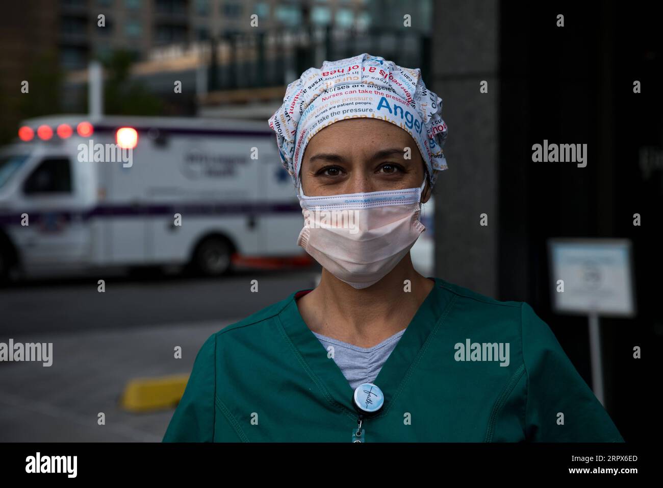 200510 -- NEW YORK, 10 maggio 2020 -- Samantha Giambalvo, un'infermiera itinerante dell'Alabama che lavora a New York dal 6 aprile, posa per un ritratto davanti al NYU Langone Medical Center in mezzo all'epidemia di COVID-19 a New York, negli Stati Uniti, 9 maggio 2020. Secondo il Center for Systems Science and Engineering CSSE della Johns Hopkins University, il numero di casi di COVID-19 negli Stati Uniti ha raggiunto i 1.300.079 alle 15:32 p.m. 1932 GMT sabato. Nel frattempo, il bilancio delle vittime della malattia nel paese ha colpito 78.320. Foto di /Xinhua U.S.-COVID-19 CASES-UPDATE MichaelxNagle PUBLICAT Foto Stock