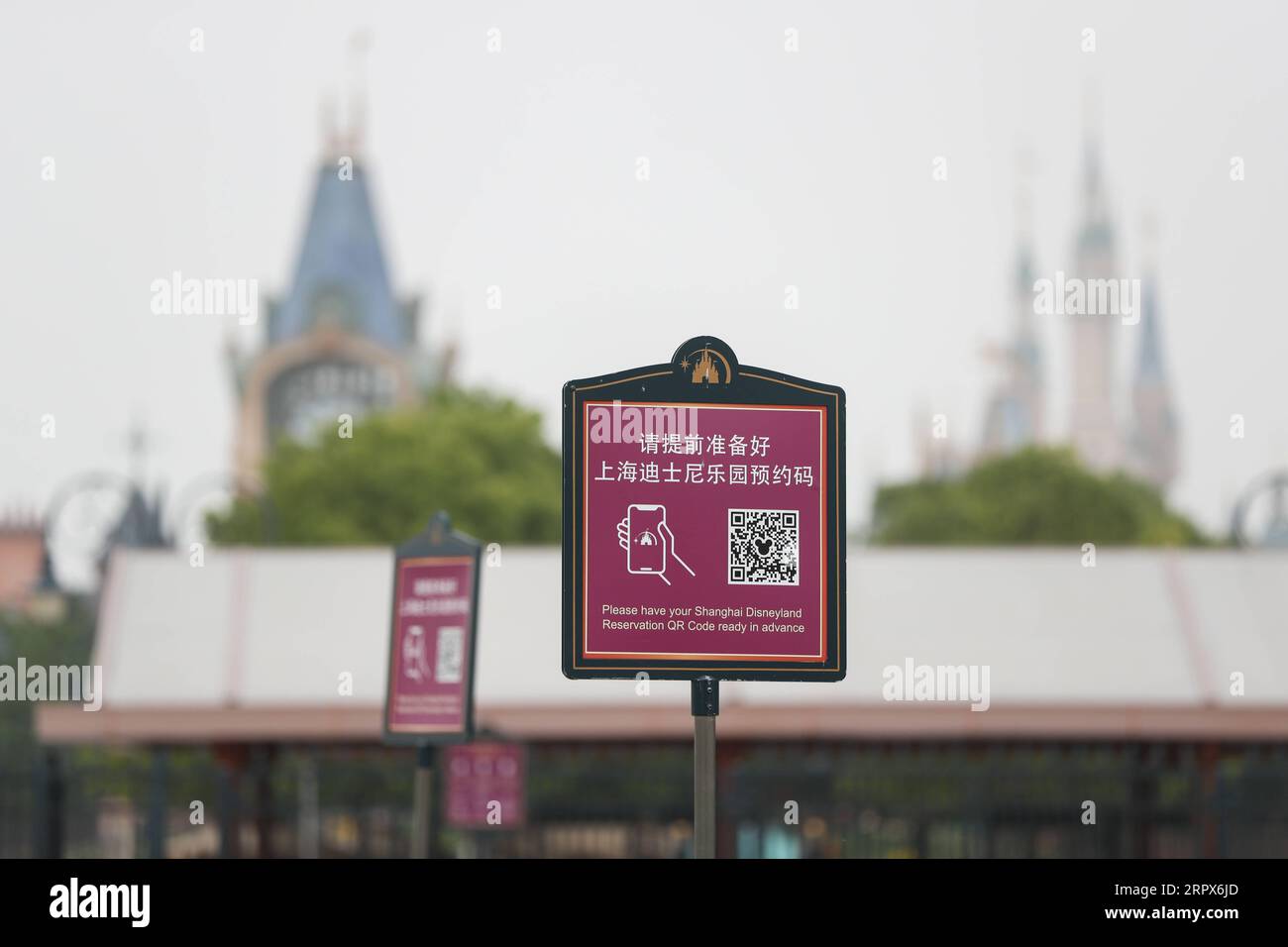 200510 -- SHANGHAI, 10 maggio 2020 -- Un avviso ricorda ai turisti di avere il codice QR di prenotazione pronto in anticipo al Shanghai Disneyland, nella Cina orientale di Shanghai, 10 maggio 2020. Il parco a tema Shanghai Disneyland riaprirà al pubblico l'11 maggio, dopo che il resort ha annunciato la chiusura temporanea a fine gennaio in risposta alla nuova epidemia di coronavirus. Durante la fase iniziale di riapertura, il parco istituirà nuove misure e procedure, tra cui l'apertura con frequenza limitata e la richiesta di biglietti e prenotazioni anticipati, l'organizzazione del distanziamento sociale in coda, restaura Foto Stock