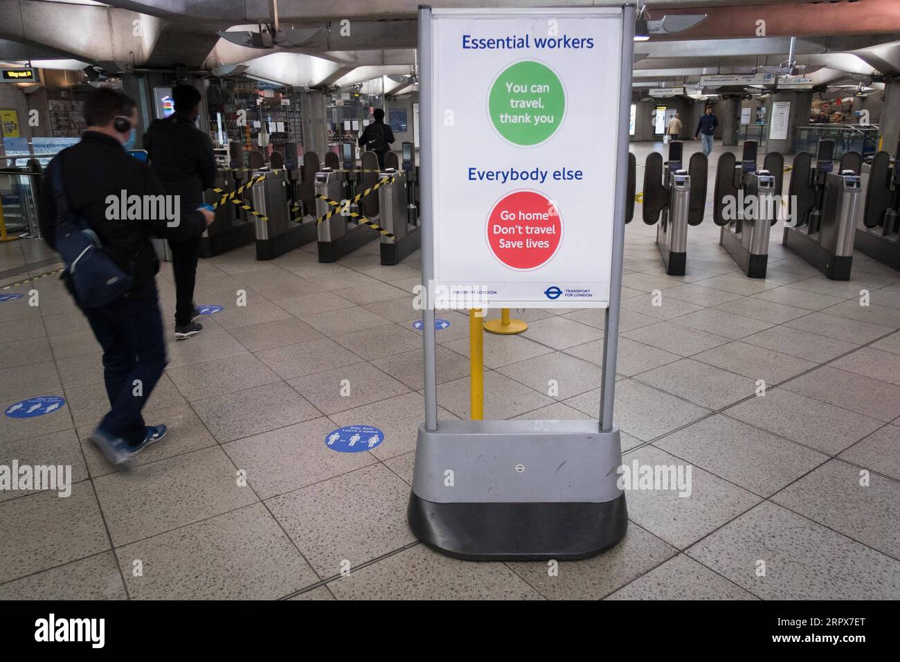 200511 -- LONDRA, 11 maggio 2020 Xinhua -- i passeggeri entrano nella stazione della metropolitana di Westminster a Londra, in Gran Bretagna, l'11 maggio 2020. Lunedì il governo britannico ha pubblicato il documento del piano di ripresa della COVID-19, atteso da tempo, sperando di alleviare gradualmente le misure di blocco e, al tempo stesso, di tenere sotto controllo la pandemia di coronavirus. Foto di Tim Ireland/Xinhua BRITAIN-LONDON-COVID-19-RECOVERY PLAN PUBLICATIONxNOTxINxCHN Foto Stock