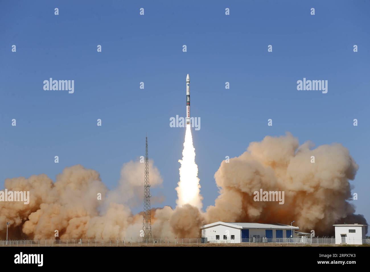 200512 -- JIUQUAN, 12 maggio 2020 Xinhua -- due satelliti, Xingyun-2 01 e 02, sono lanciati da un razzo vettore Kuaizhou-1A KZ-1A dal Jiuquan satellite Launch Center nel nord-ovest della Cina, 12 maggio 2020. Martedì la Cina ha inviato due satelliti in orbita per testare la tecnologia di comunicazione IoT dell'Internet delle cose basata sullo spazio. I satelliti sono stati lanciati qui alle 9:16, ora di Pechino, dal Jiuquan satellite Launch Center. Sono entrati con successo nella loro orbita pianificata. Foto di Shan Biao/Xinhua CHINA-JIUQUAN-IOT PROJECT-SATELLITE-LAUNCH CN PUBLICATIONxNOTxINxCHN Foto Stock