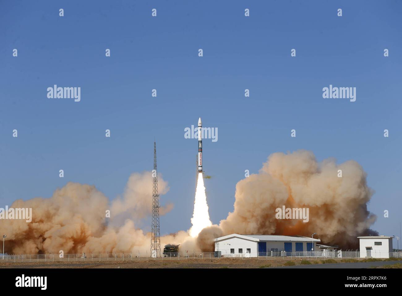 200512 -- JIUQUAN, 12 maggio 2020 Xinhua -- due satelliti, Xingyun-2 01 e 02, sono lanciati da un razzo vettore Kuaizhou-1A KZ-1A dal Jiuquan satellite Launch Center nel nord-ovest della Cina, 12 maggio 2020. Martedì la Cina ha inviato due satelliti in orbita per testare la tecnologia di comunicazione IoT dell'Internet delle cose basata sullo spazio. I satelliti sono stati lanciati qui alle 9:16, ora di Pechino, dal Jiuquan satellite Launch Center. Sono entrati con successo nella loro orbita pianificata. Foto di Shan Biao/Xinhua CHINA-JIUQUAN-IOT PROJECT-SATELLITE-LAUNCH CN PUBLICATIONxNOTxINxCHN Foto Stock