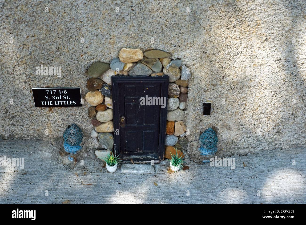 Una porta delle dimensioni di un topo basata sul personaggio immaginario Stuart Little aggiunge un po' di fantasia nel villaggio tedesco Foto Stock