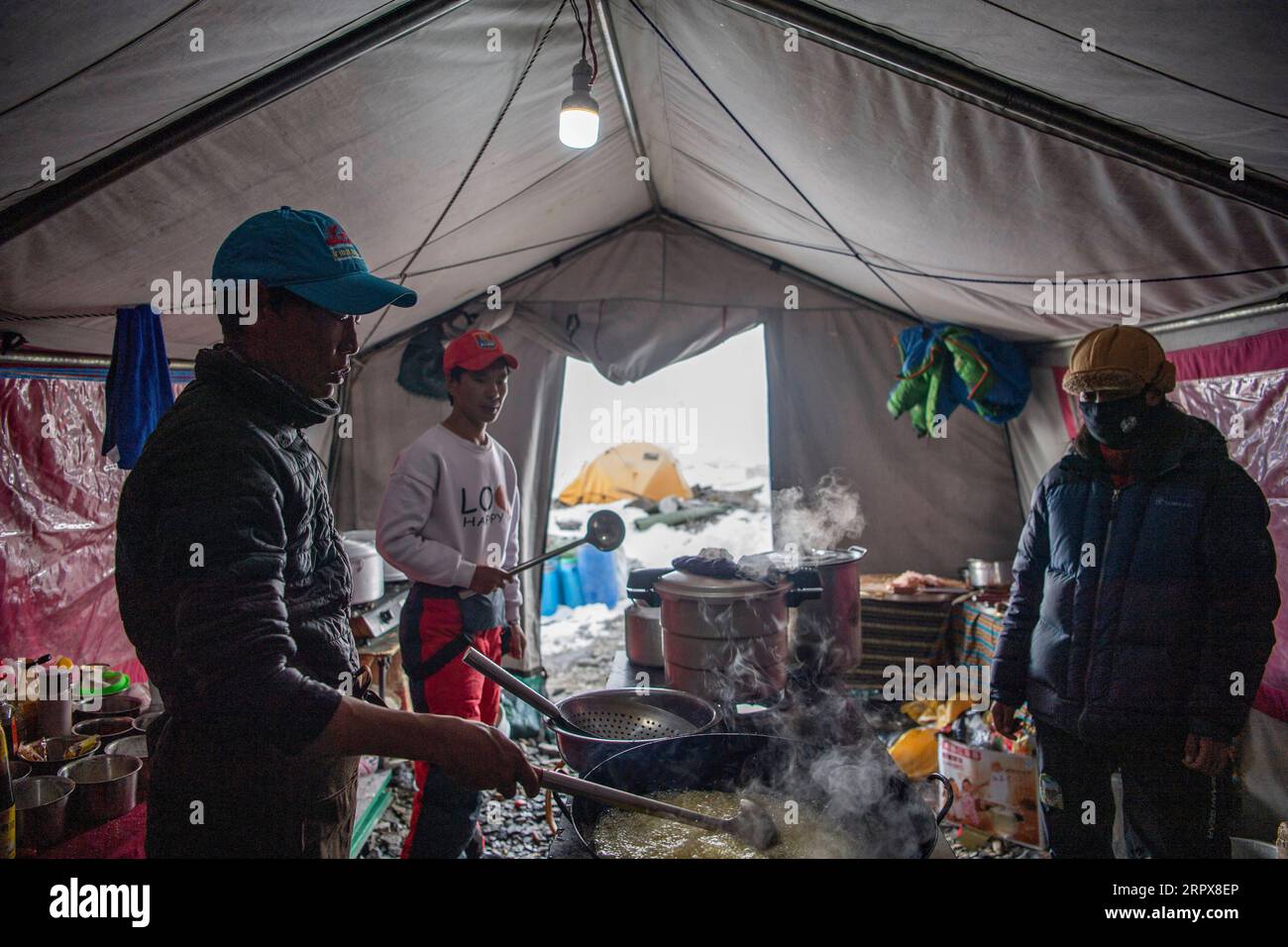 200513 -- MONTE QOMOLANGMA, 13 maggio 2020 -- gli chef preparano cibo al campo avanzato a 6.500 metri di altitudine sul Monte Qomolangma, 10 maggio 2020. Per far fronte all'alta quota e alla bassa pressione del campo avanzato, gli chef usano dei fornelli a pressione per preparare il cibo. InTibet CINA-TIBET-MOUNT QOMOLANGMA-ADVANCE CAMP-MEAL CN SunxFei PUBLICATIONxNOTxINxCHN Foto Stock