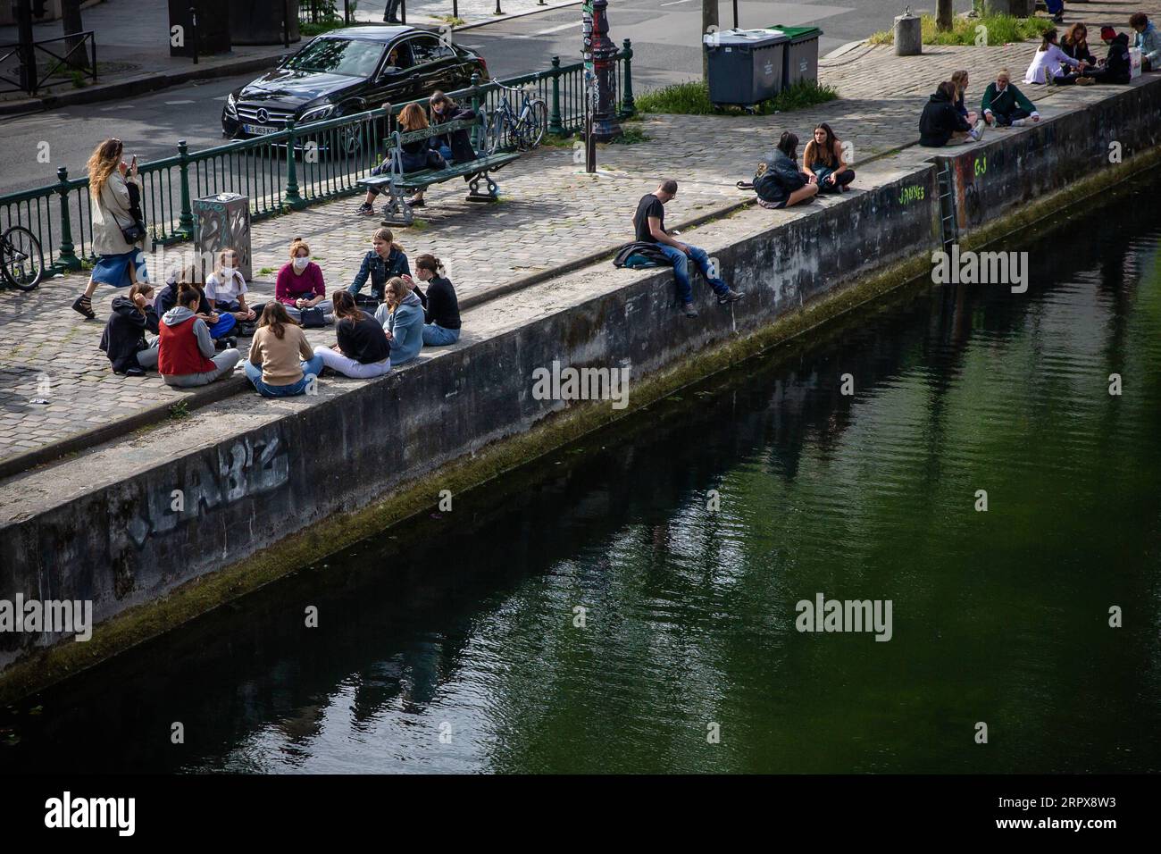 200513 -- PARIGI, 13 maggio 2020 Xinhua -- le persone si godono il loro tempo libero sul Canal Saint-Martin a Parigi, in Francia, il 13 maggio 2020. La Francia mercoledì ha registrato altri 83 decessi per COVID-19, portando il totale a 27.074, secondo il Ministero della salute del paese. Dall'inizio della pandemia, 140.734 persone sono risultate positive al coronavirus, di cui 507 aggiuntive nelle ultime 24 ore. Complessivamente, 58.673 persone sono state curate e hanno lasciato l'ospedale. Da lunedì, la Francia ha iniziato a sollevare gradualmente il blocco di due mesi grazie alla decelerazione dei casi positivi e al miglioramento della situazione i. Foto Stock