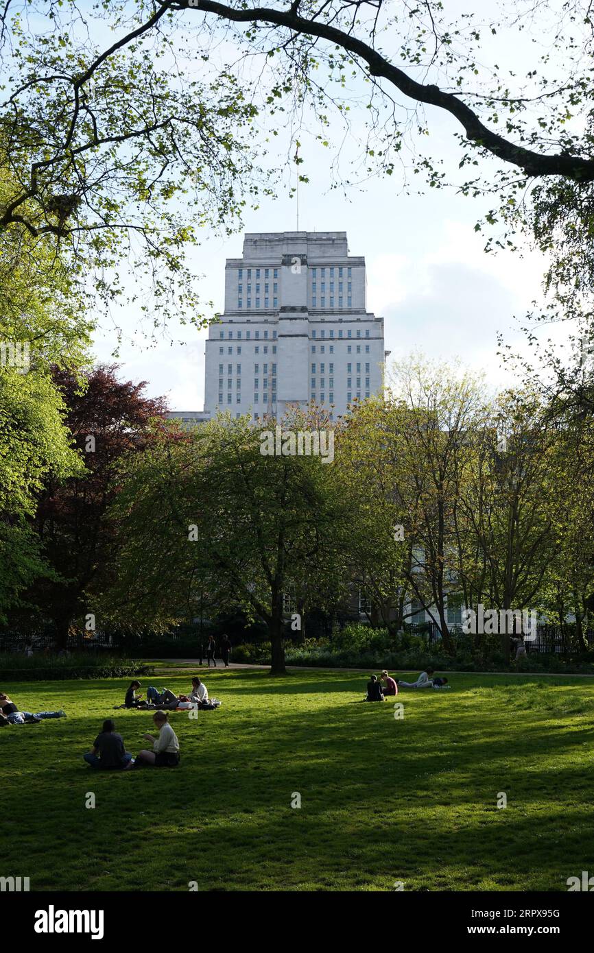 Pomeriggio d'estate in Garden Square, Russell Square , Londra regno unito . Camera del Senato sullo sfondo. Foto Stock