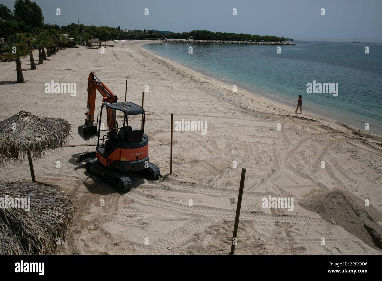 200514 -- ATENE, 14 maggio 2020 Xinhua -- un escavatore scava un buco per un ombrello sulla spiaggia organizzata di Alimos, a sud di Atene, in Grecia, il 14 maggio 2020. Mercoledì i funzionari greci hanno annunciato che a partire dal 16 maggio le 515 spiagge organizzate del paese apriranno sotto restrizioni per evitare il sovraffollamento. Il Ministero della salute greco ha riferito giovedì che il numero di infezioni da COVID-19 ha raggiunto 2.770 e ci sono stati 156 decessi dall'inizio dell'epidemia nel paese il 26 febbraio. Foto di Lefteris Partsalis/Xinhua GREECE-BEACH-REOPENING PUBLICATIONxNOTxINxCHN Foto Stock