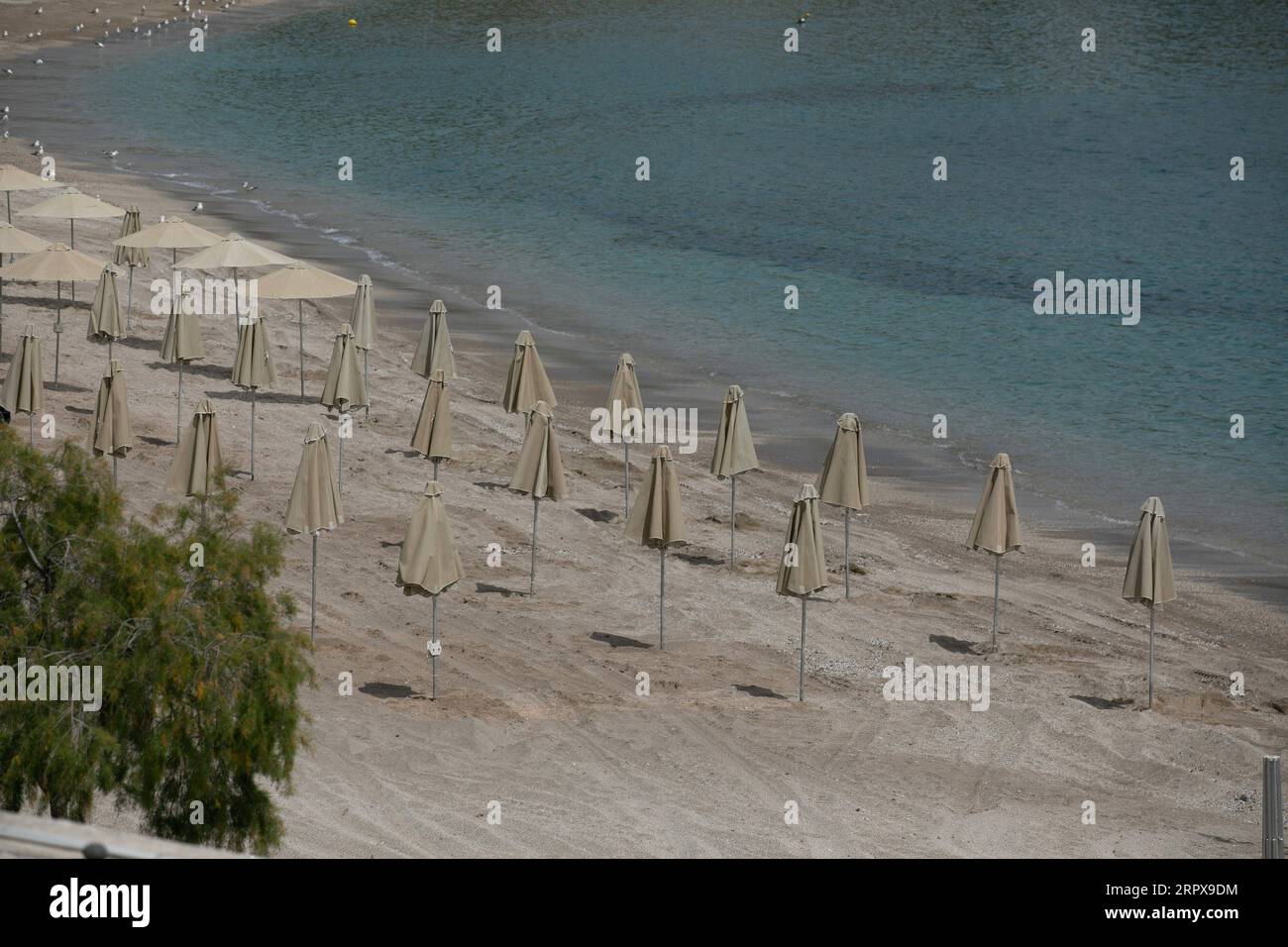 200514 -- ATENE, 14 maggio 2020 Xinhua -- foto scattata il 14 maggio 2020 mostra ombrelli installati a distanza l'uno dall'altro sulla spiaggia organizzata di Vouliagmeni, Grecia. Mercoledì i funzionari greci hanno annunciato che a partire dal 16 maggio le 515 spiagge organizzate del paese apriranno sotto restrizioni per evitare il sovraffollamento. Il Ministero della salute greco ha riferito giovedì che il numero di infezioni da COVID-19 ha raggiunto 2.770 e ci sono stati 156 decessi dall'inizio dell'epidemia nel paese il 26 febbraio. Foto di Lefteris Partsalis/Xinhua GREECE-BEACH-REOPENING PUBLICATIONxNOTxINxCHN Foto Stock