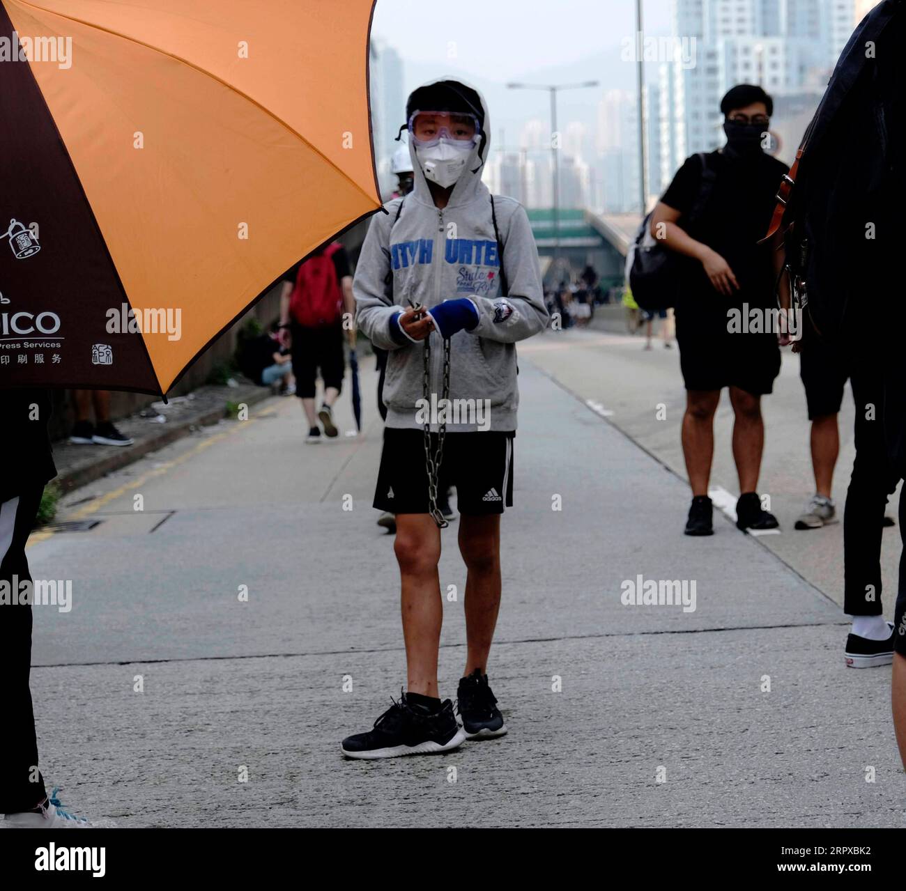 200516 -- PECHINO, 16 maggio 2020 Xinhua -- Un giovane è visto durante un'attività violenta a Hong Kong, nel sud della Cina, 24 agosto 2019. Xinhua Xinhua titolo principale: La domanda per l'esame di ammissione all'università di Hong Kong suscita proteste, espone difetti educativi PUBLICATIONxNOTxINxCHN Foto Stock