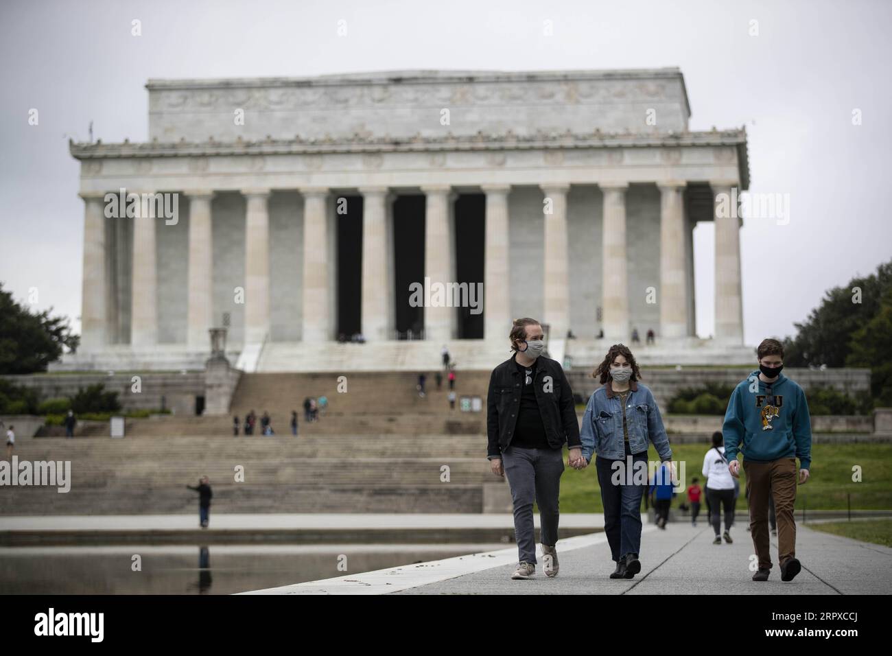 200517 -- PECHINO, 17 maggio 2020 Xinhua -- la gente cammina vicino al Lincoln Memorial a Washington D.C., negli Stati Uniti, 26 aprile 2020. TO GO WITH XINHUA HEADLINES OF MAY 17, 2020 Photo by Ting Shen/Xinhua U.S.-COVID-19-CONTROVERSAL HANDLING PUBLICATIONxNOTxINxCHN Foto Stock