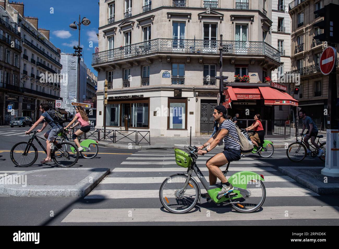 200517 -- PARIGI, 17 maggio 2020 Xinhua -- la gente va in bicicletta in una strada a Parigi, Francia, il 17 maggio 2020. Con 483 ulteriori decessi correlati al coronavirus registrati domenica, la Francia ha visto il suo bilancio complessivo dell'epidemia salire a 28.108, ha detto il Ministero della salute. La Francia ha cautamente allentato il blocco di due mesi lunedì per rilanciare la sua economia malata. Foto di Aurelien Morissard/Xinhua FRANCE-PARIS-COVID-19-LOCKDOWN-EASE PUBLICATIONxNOTxINxCHN Foto Stock