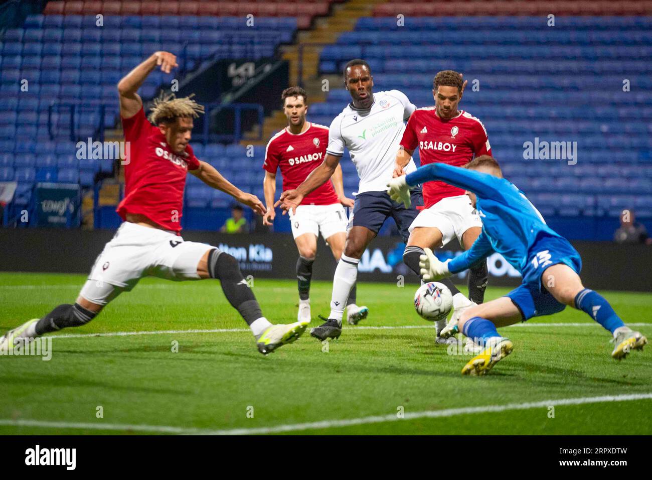 Joe Wright #13 (GK) di Salford City fa un salvataggio durante l'EFL Trophy match tra Bolton Wanderers e Salford City al Toughsheet Stadium di Bolton martedì 5 settembre 2023. (Foto: Mike Morese | mi News) crediti: MI News & Sport /Alamy Live News Foto Stock