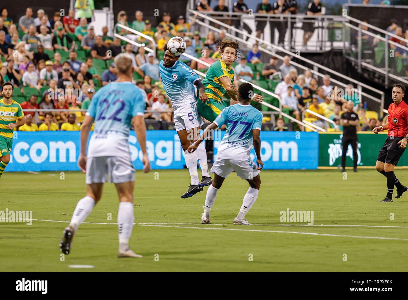 St Petersburg, FL: Il centrocampista degli Hartford Athletic Tyler David (5) e l'attaccante dei Tampa Bay Rowdies Jake LaCava (16) dirigono la palla durante una partita di calcio della USL Foto Stock