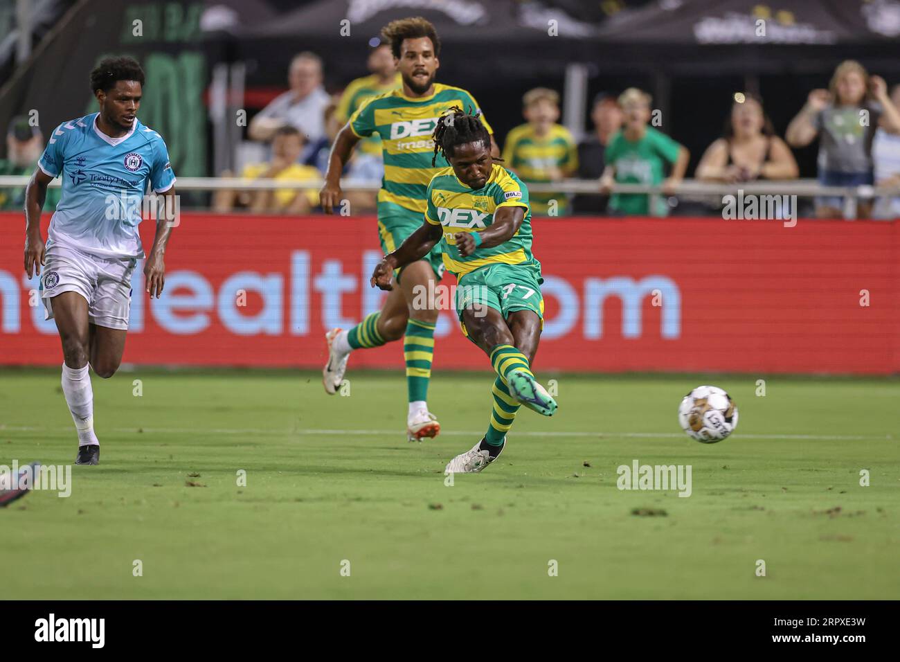 St Petersburg, FL: L'attaccante dei Tampa Bay Rowdies Lucky Mkosana (77) tira la palla in porta, ma colpisce il palo durante una partita di calcio della USL contro gli Hartfo Foto Stock