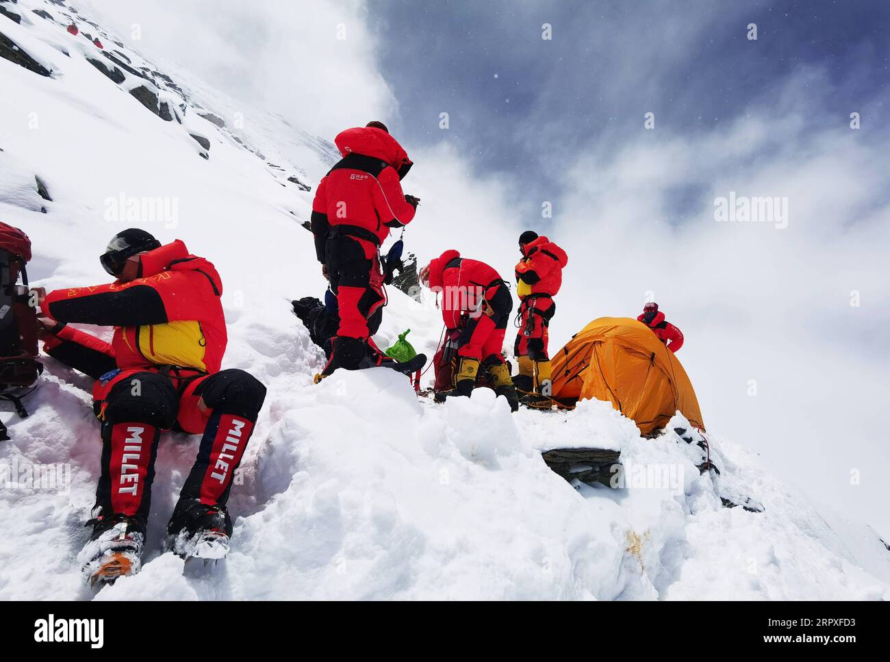 200521 -- CAMPO BASE DEL MONTE QOMOLANGMA, 21 maggio 2020 -- i periti cinesi sono sulla strada per ritirarsi verso il campo di avanzata ad un'altitudine di 6.500 metri sul monte Qomolangma, il 21 maggio 2020. La squadra di alpinismo cinese ha ulteriormente ritardato il suo piano per raggiungere la vetta del Monte Qomolangma il 22 maggio per misurare con precisione la sua altezza a causa delle cattive condizioni meteorologiche. Situato al confine tra Cina e Nepal, il monte Qomolangma è il picco più alto del mondo, con la sua parte settentrionale situata a Xigaze, nella regione autonoma del Tibet della Cina sud-occidentale. INTIBETCHINA-TIBET-MOUNT QOMOLANGMA-REMEASUREMENT-DELAY CN LHAPA PUBBLICAZIONE Foto Stock