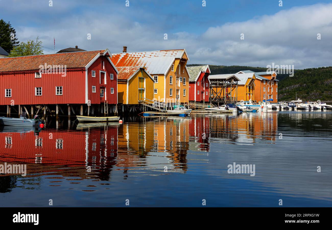 Råkvåg è un piccolo e pittoresco villaggio costiero nella provincia norvegese di Trøndelag. Foto Stock